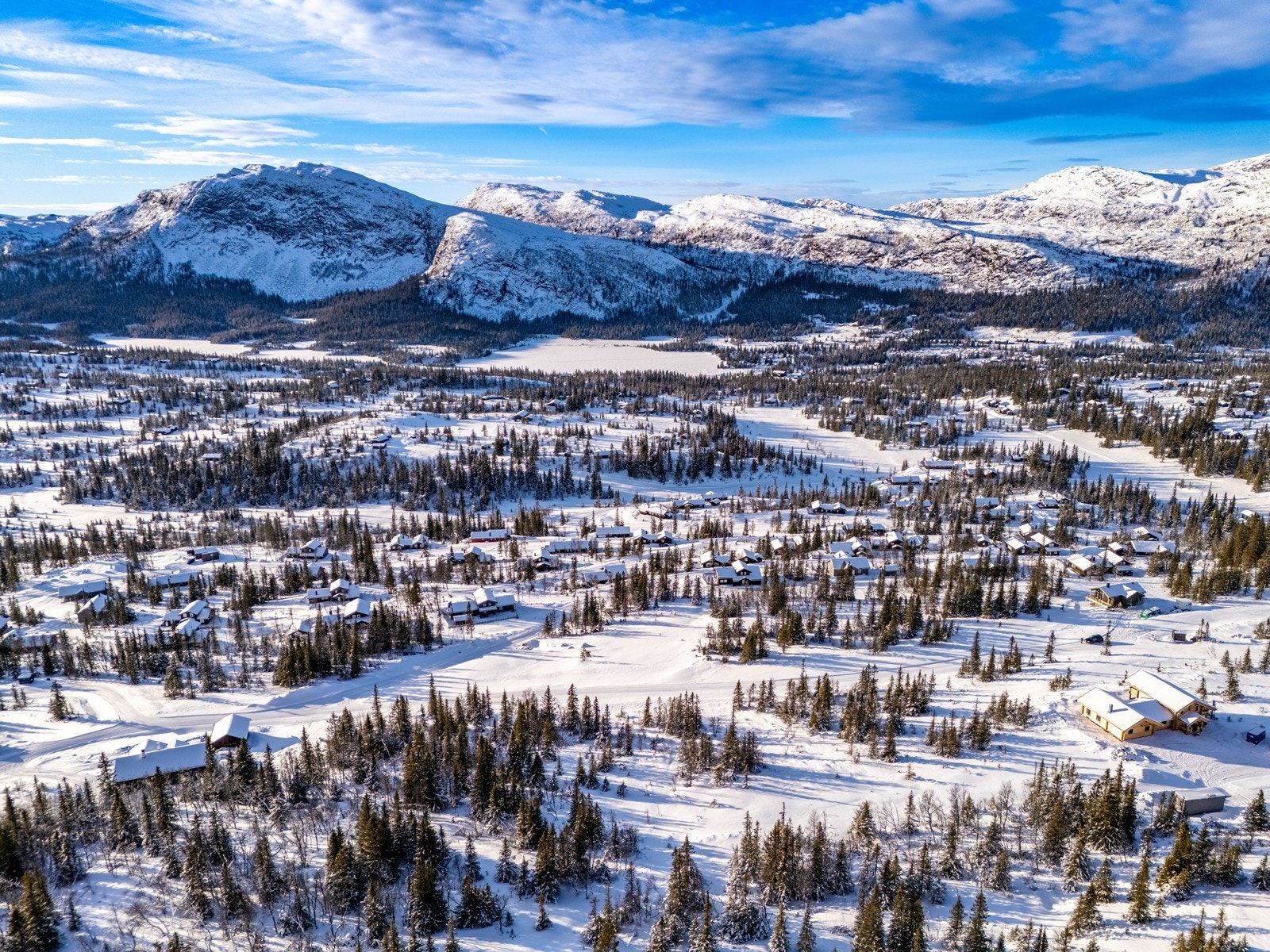 De vakre omgivelser gjør tomten til et fantastisk utgangspunkt også om sommeren og høst. Galleribilde