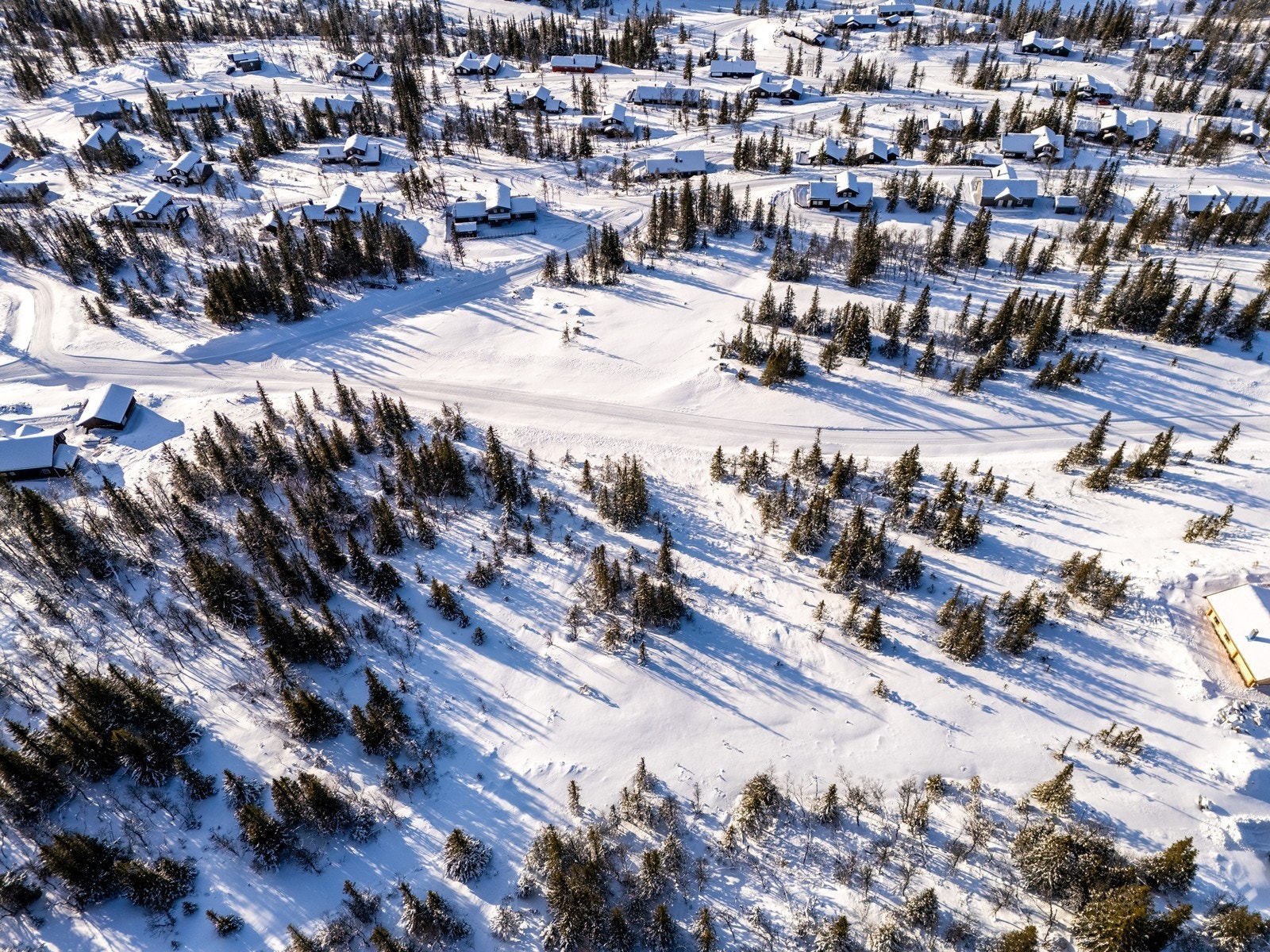 Tomten kan bebygges med en boenhet på inntil 250 m² BYA, i tillegg skal det settes av 36 m² til utendørs parkering som ikke kan bebygges. Det skal opparbeides 2 biloppstillingsplasser for personbil. Galleribilde