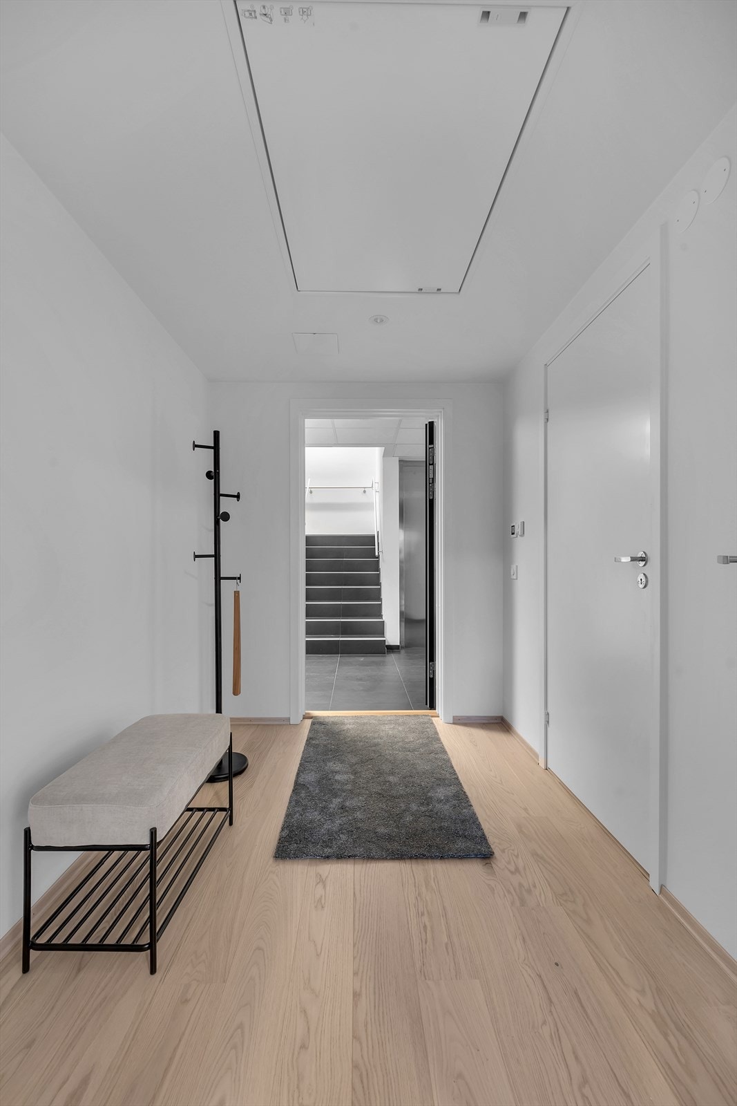 Enkel adkomst til leiligheten nært trapp og heis Galleribilde