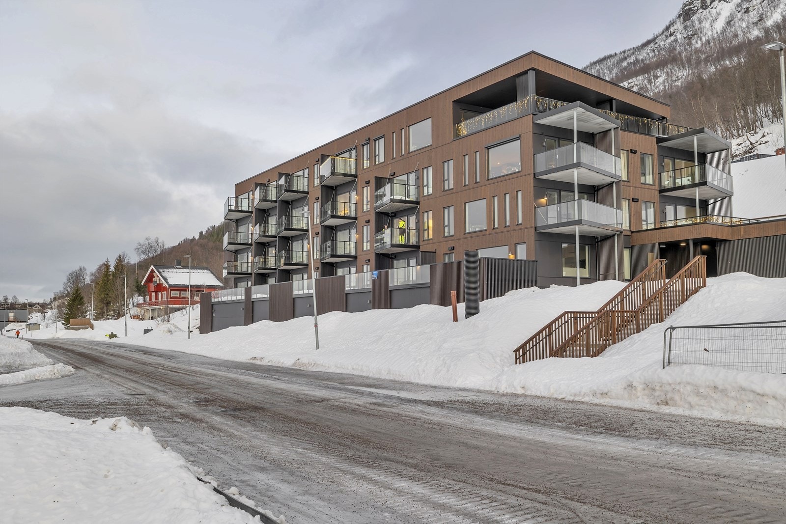 Leiligheten ligger i 2. etasje - vestvendt veranda. Galleribilde