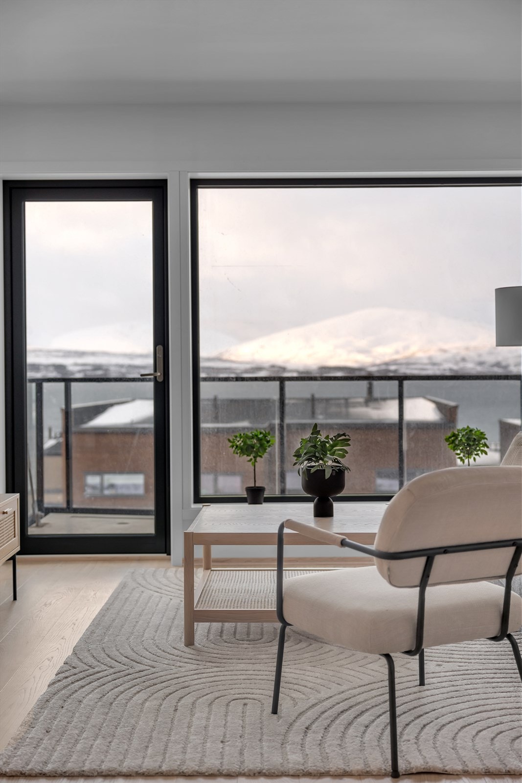 Stue med utgang til veranda - vannbåren gulvvarme og en-stavs parkett. Galleribilde