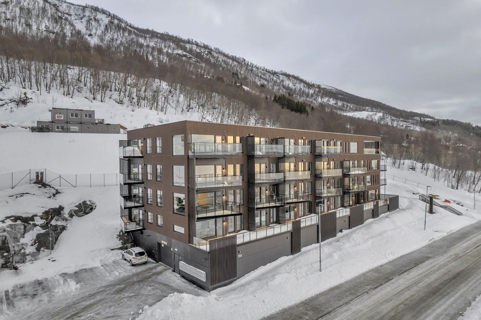 Garasjeplass medfølger - gjesteparkering på nordsiden av bygget. Galleribilde