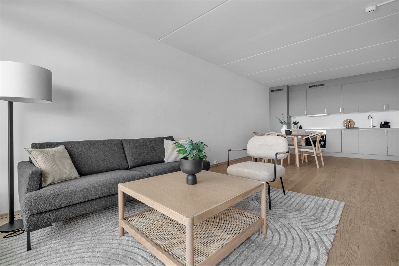 Åpen løsning mellom kjøkken og stue. Alt i delikate farger. Galleribilde