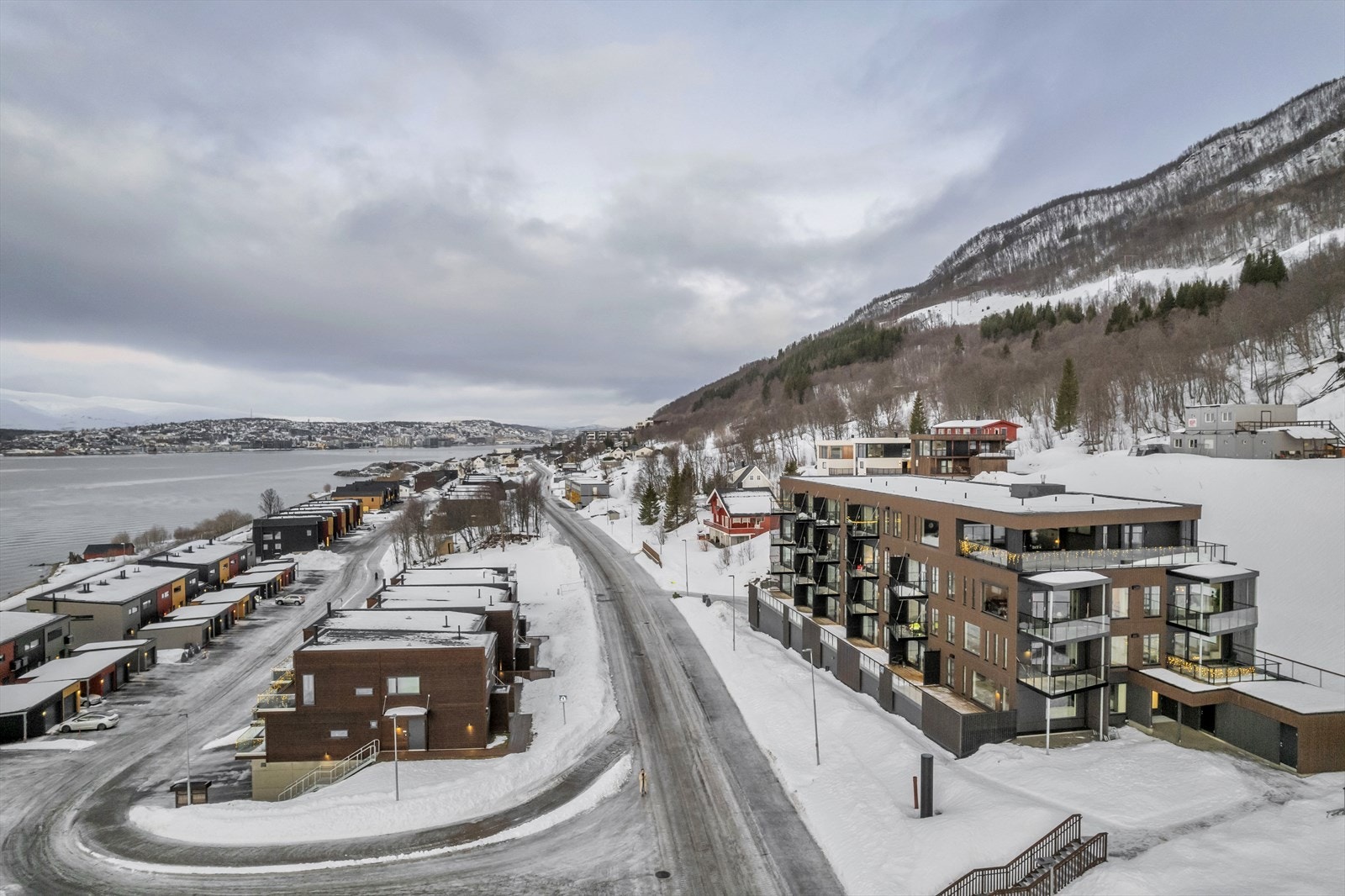 God bussforbindelse på Solstrandvegen som passerer på nedsiden av blokken. Galleribilde