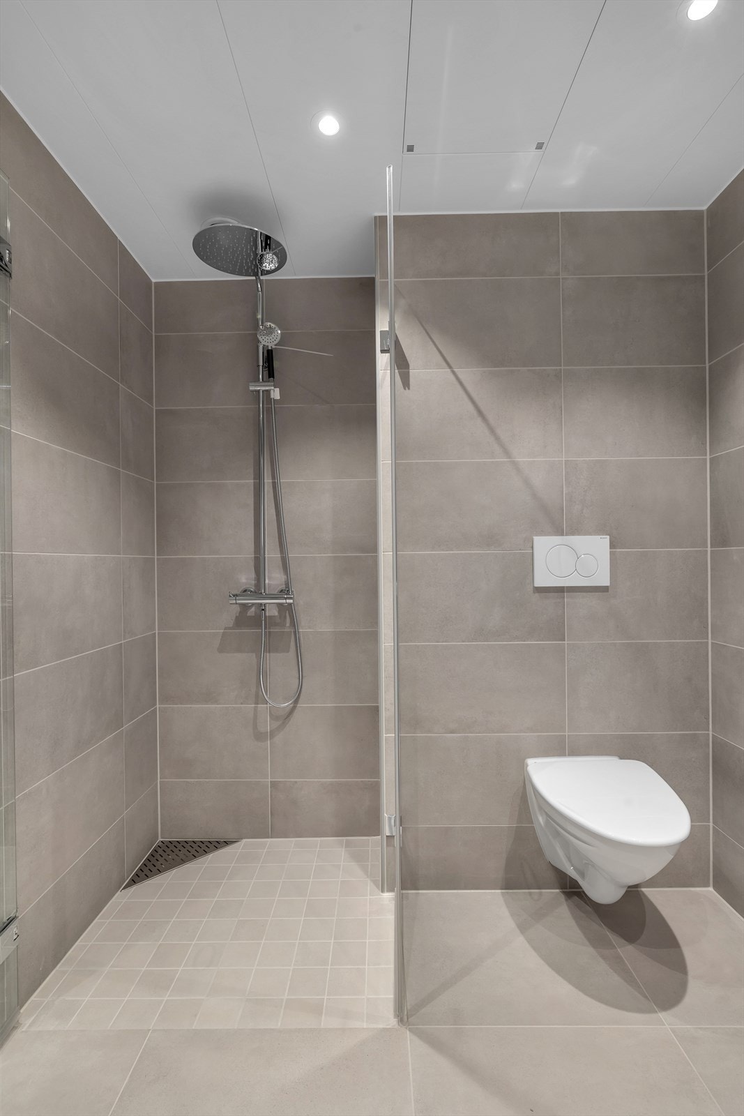 Vegghengt dusj og toalett Galleribilde