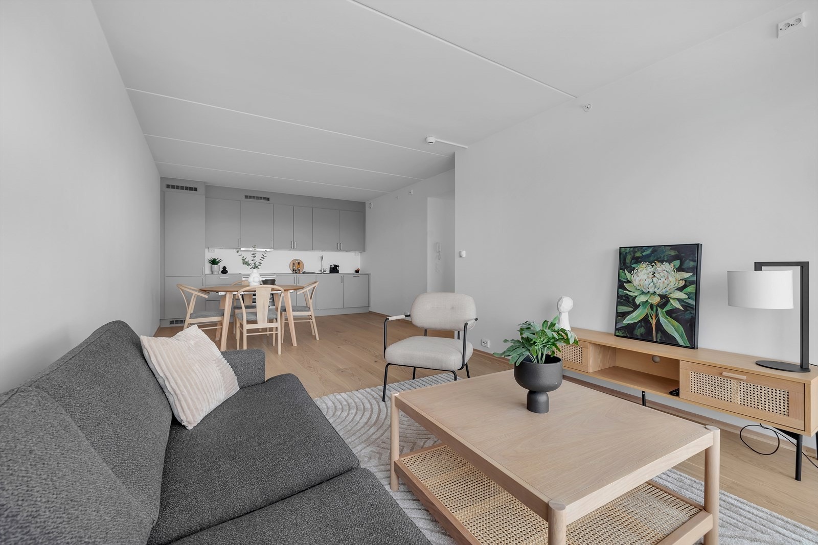 Kjøkken med integrerte hvitevarer - plass til spisebord. Galleribilde