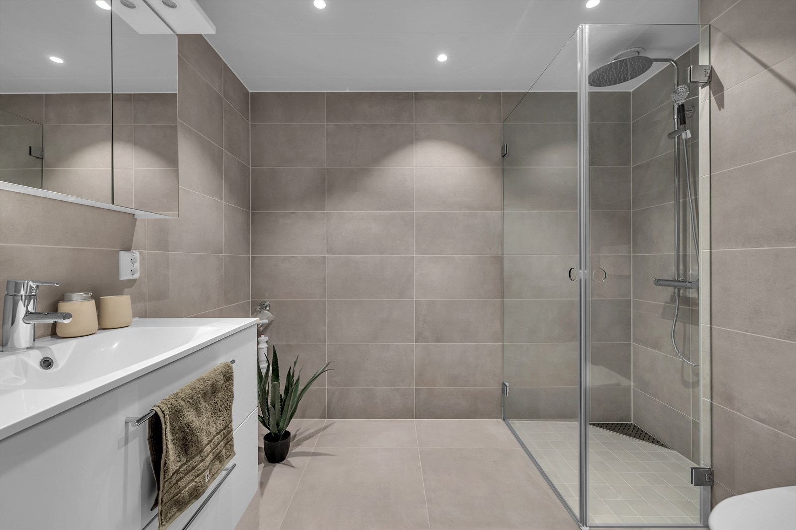 Badet er innredet med varme og lune fliser Galleribilde