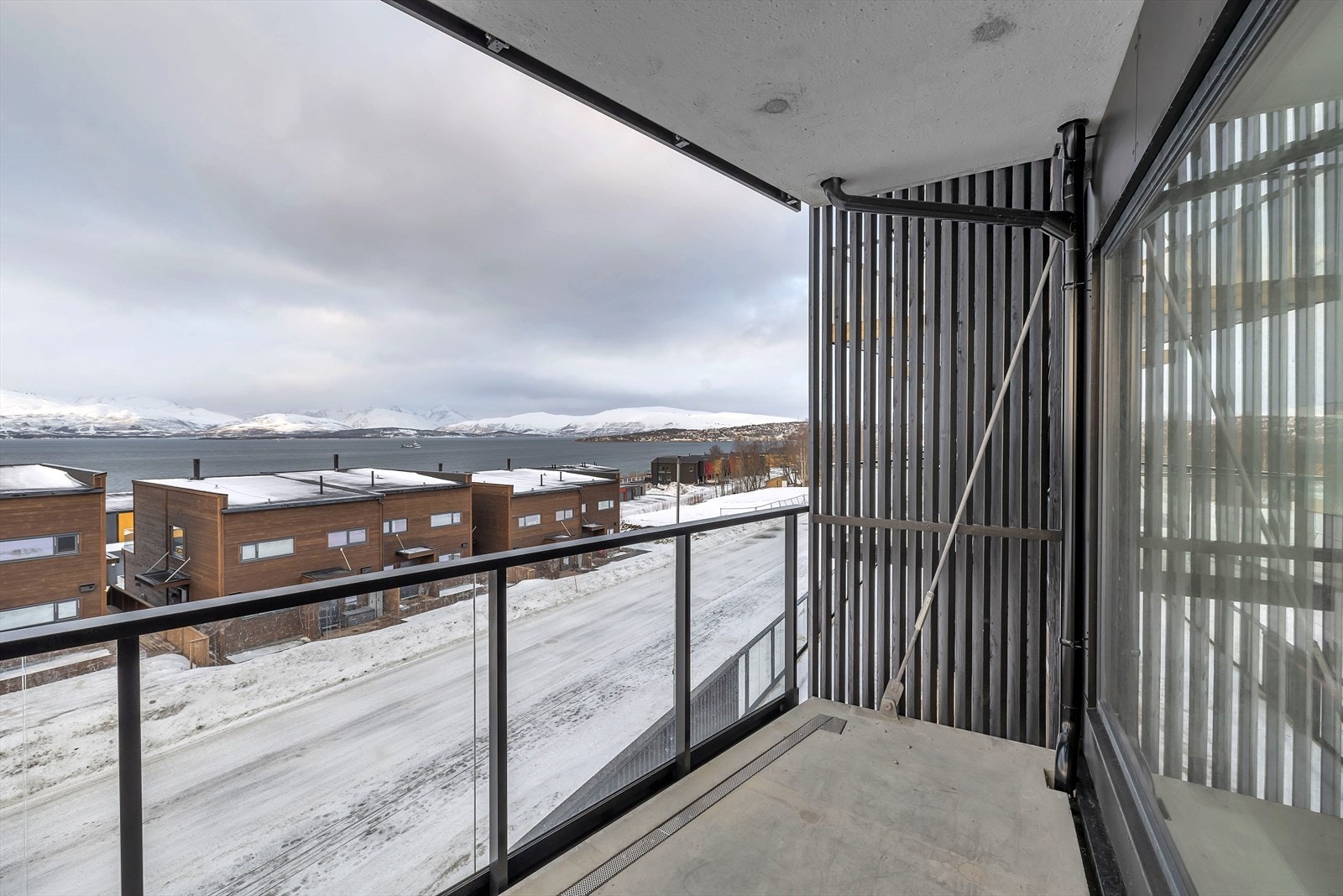 Vestvendt veranda - utsikt mot Tromsøysundet. Galleribilde