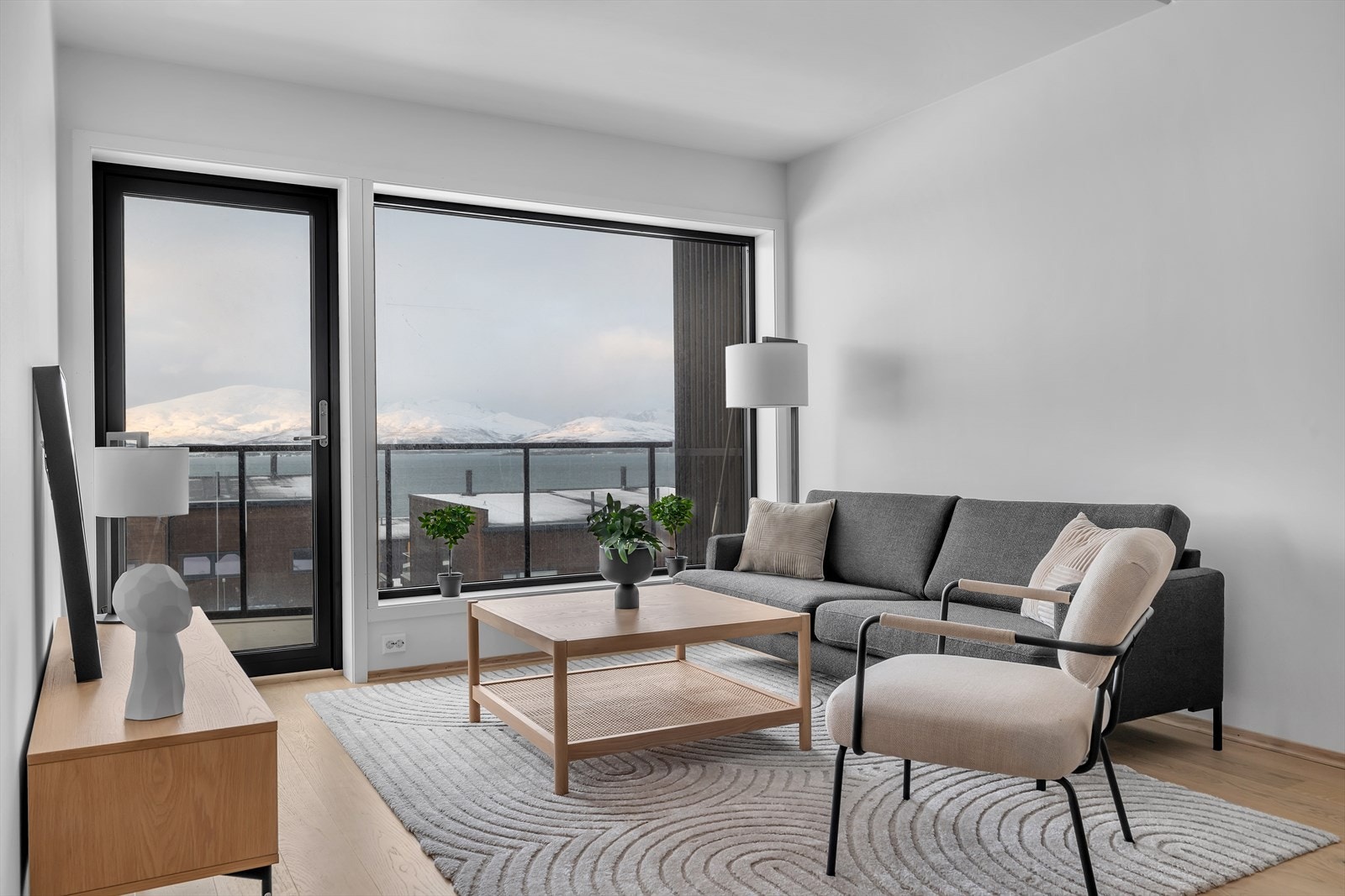 Velkommen til Soli og Fløylia på fastlandet. Flott ny 3-roms leilighet med vestvendt veranda og garasjeplass. Galleribilde