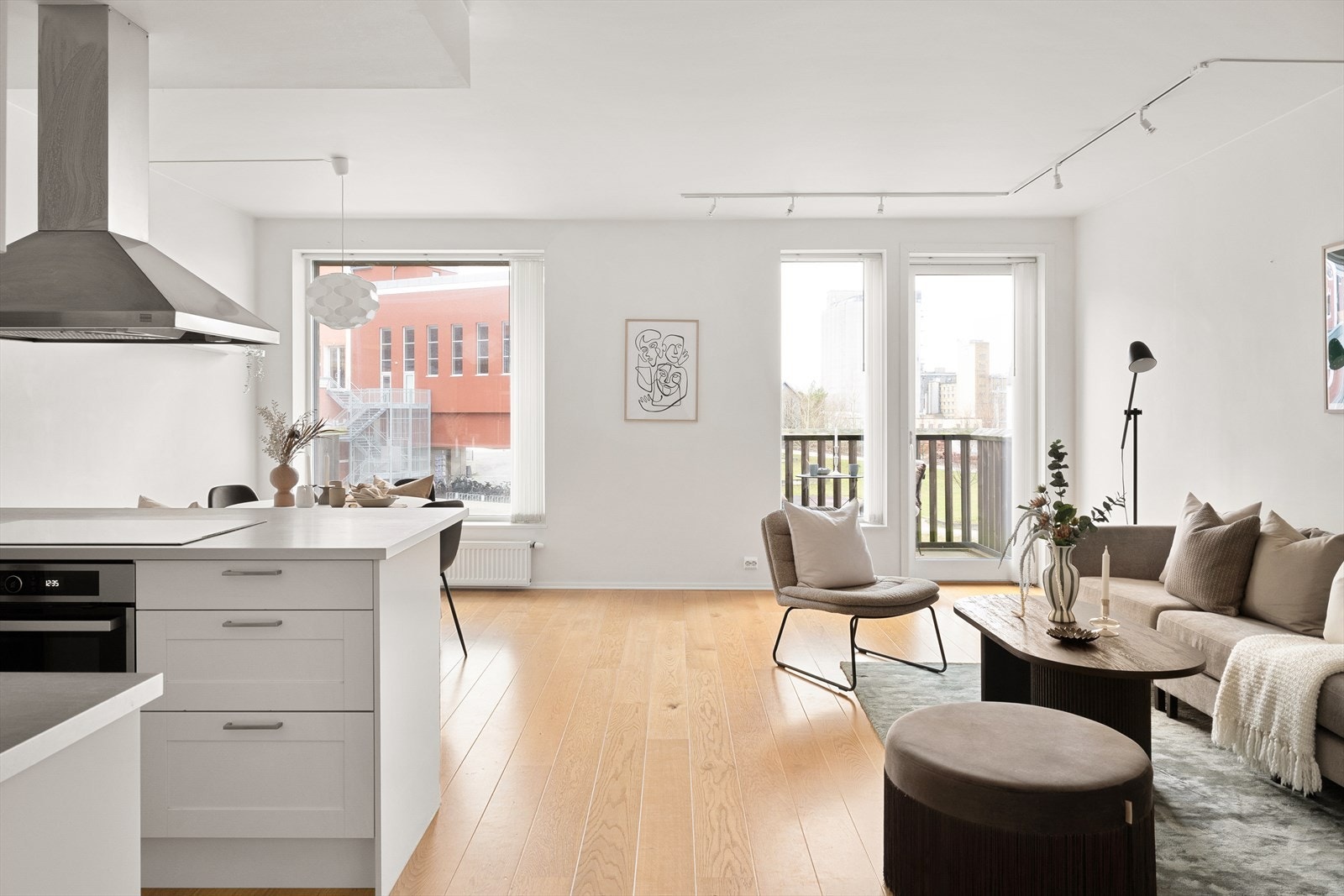 Det er god plass til både sofagruppe og spisebord. Galleribilde