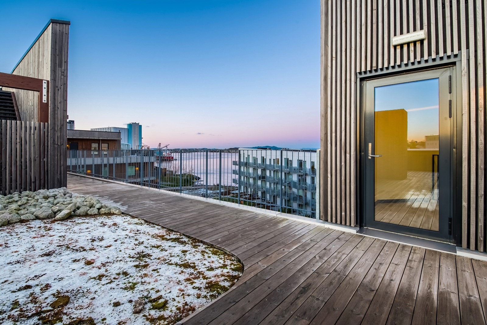 Stor, felles takterrasse til disposisjon Galleribilde