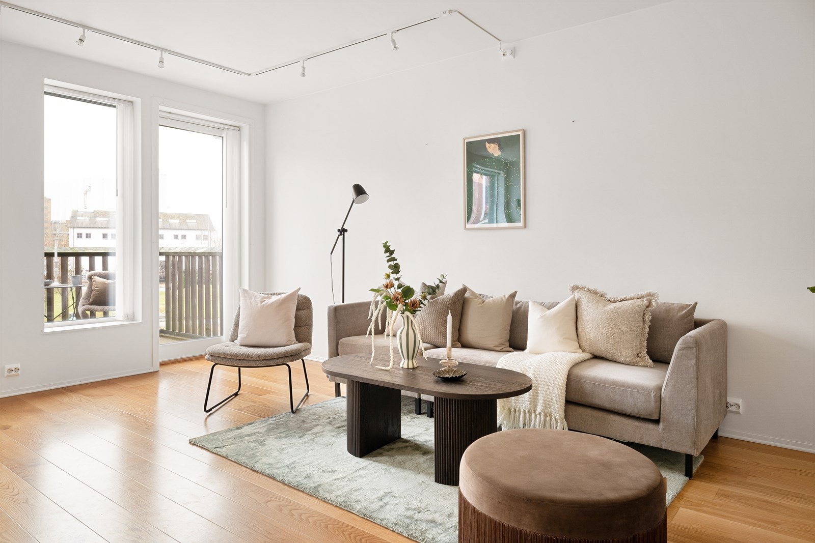 Stuen er lys og åpen med store vindusflater som sørger for at det slippes inn mye naturlig lys. Galleribilde