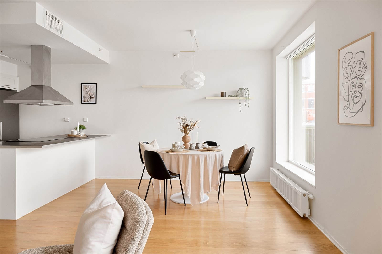 Kjøkken i hvit utførelse i åpen løsning mot stuen. Galleribilde
