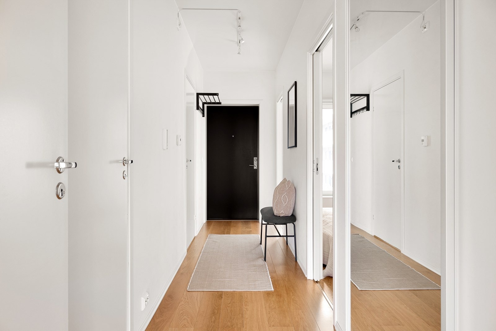 Entré med plass til yttertøy og sko i skyvedørsgarderobe. Galleribilde