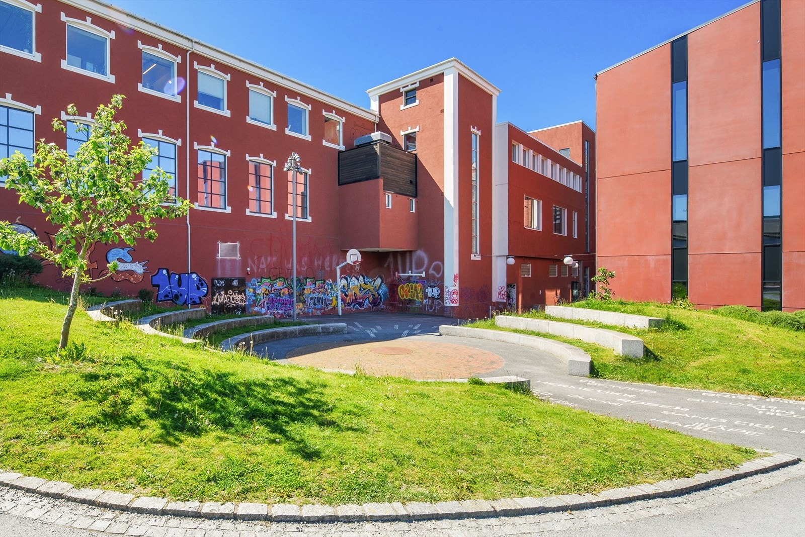 Tou Scene er like ved hvor man kan oppleve et bredt utvalg av konserter, eller kose seg på den lokale puben Øst hvor det også er mulig å sitte ute på fine sommerdager. Galleribilde