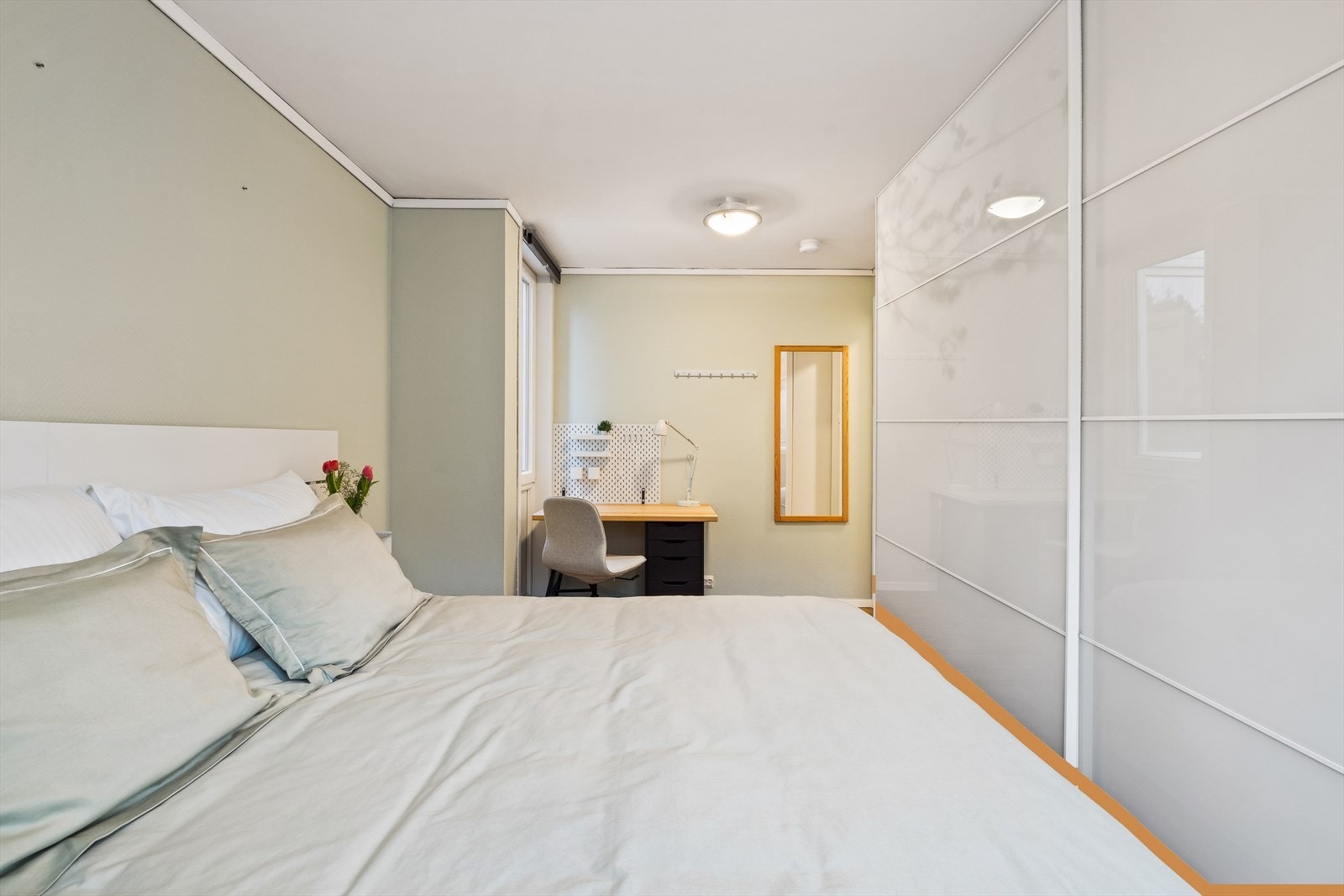 Det er god garderobeløsning på hovedsoverommet Galleribilde