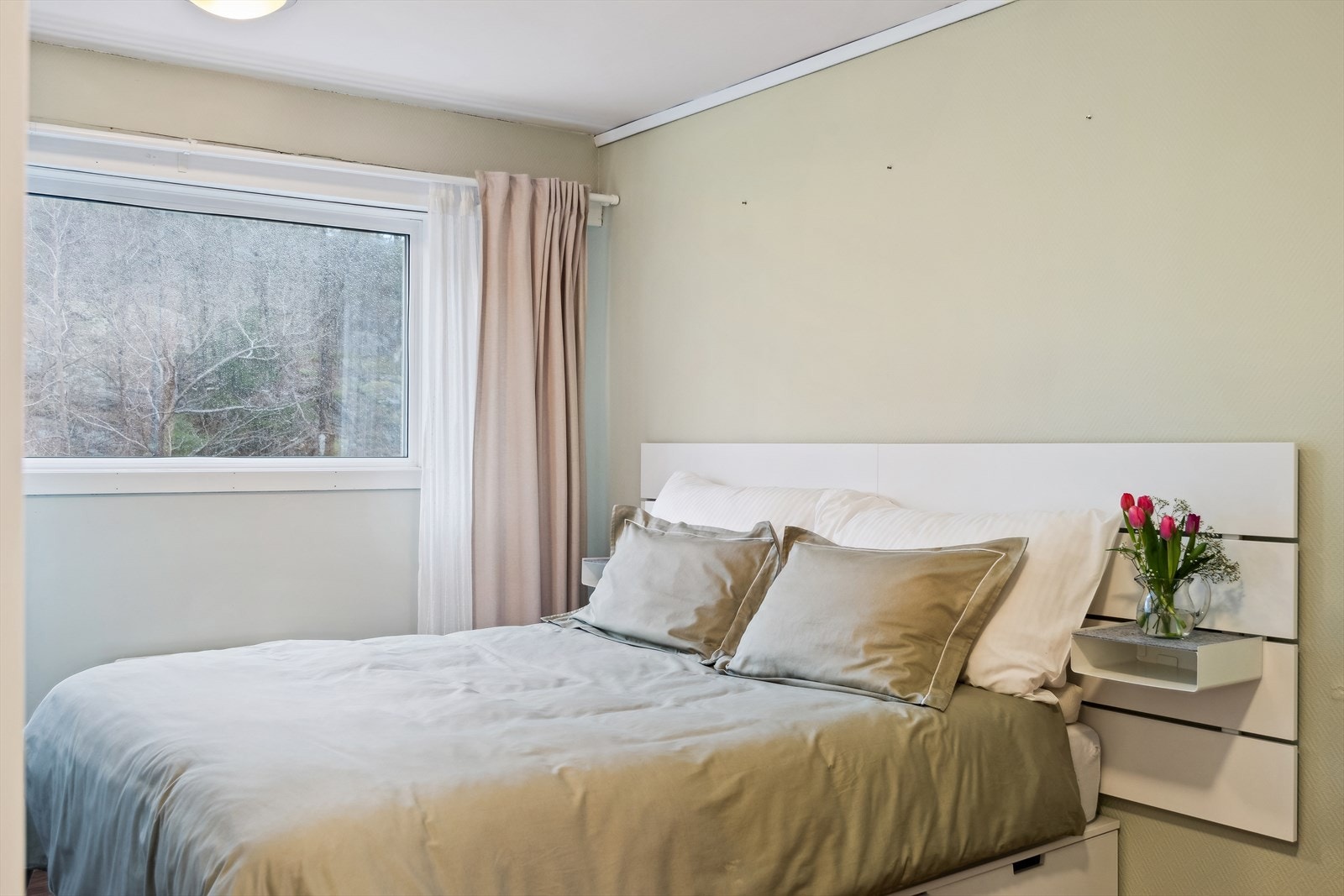 Det er 3 gode soverom i leiligheten. Alle rommene har god plass til skrivebord Galleribilde
