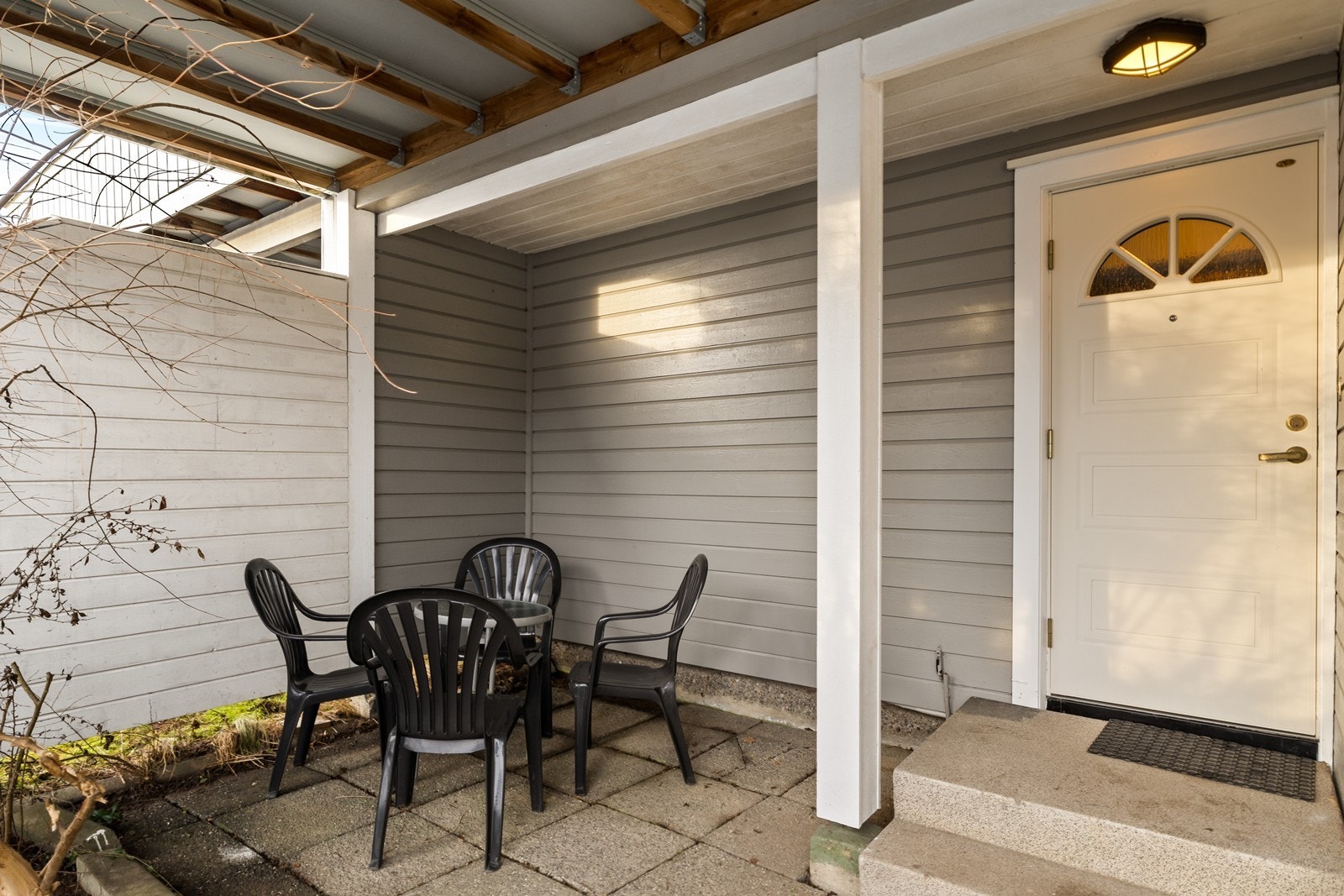 Stenplatting ved inngangspartiet Galleribilde