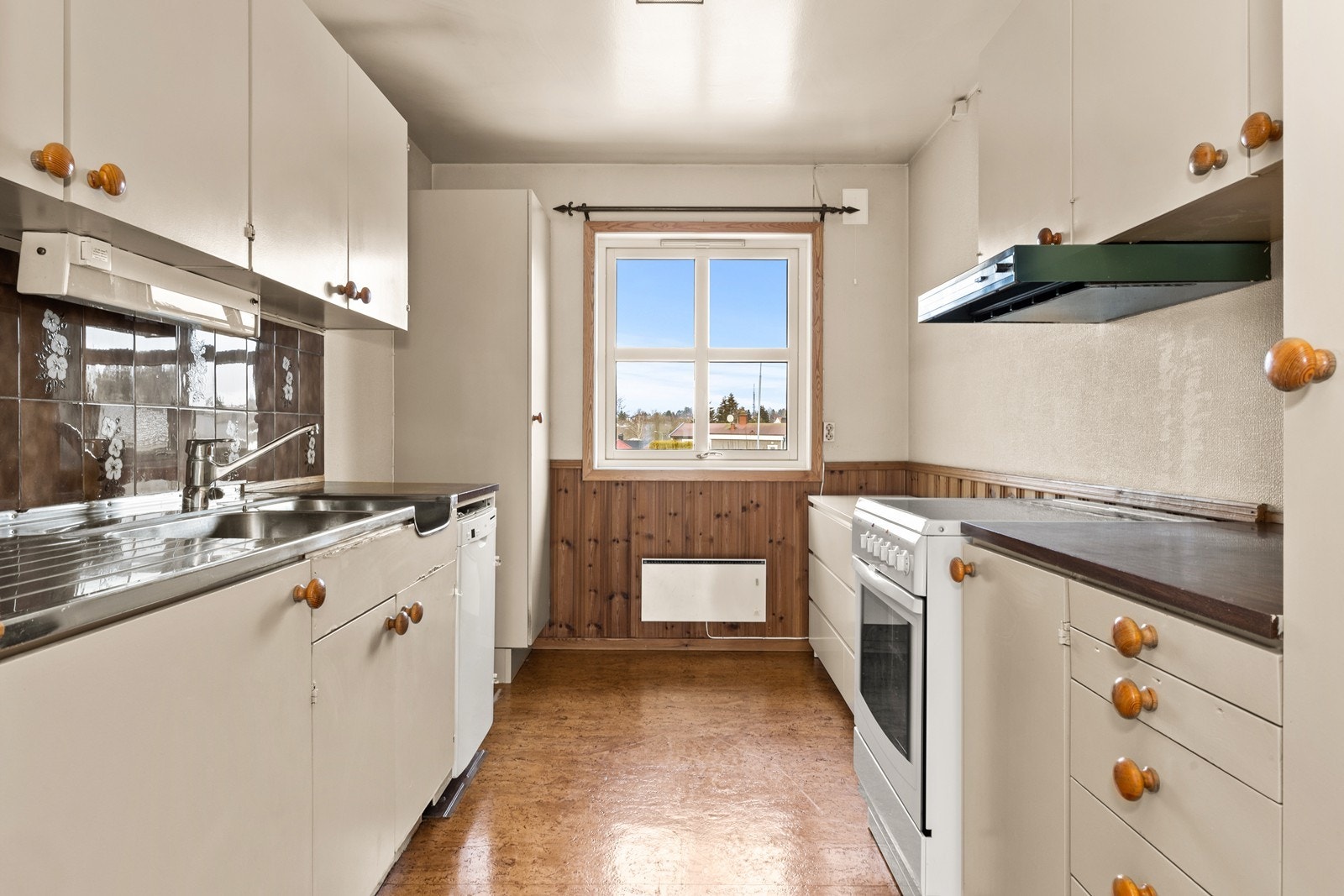 Eldre, men praktisk kjøkken Galleribilde