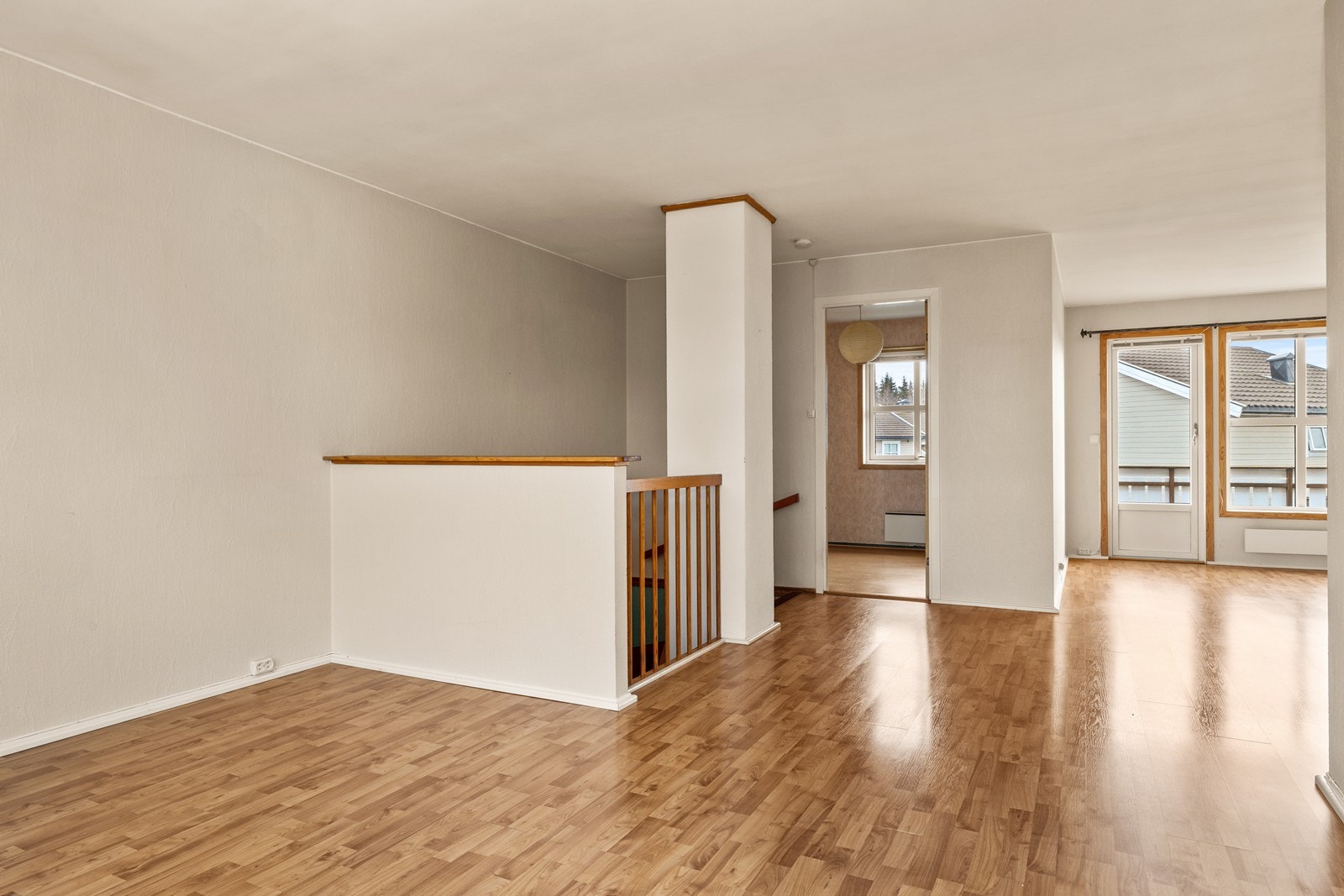 Stuen ligger i 2. etg. - store vindusflater som gir mye lys og utgang til veranda Galleribilde