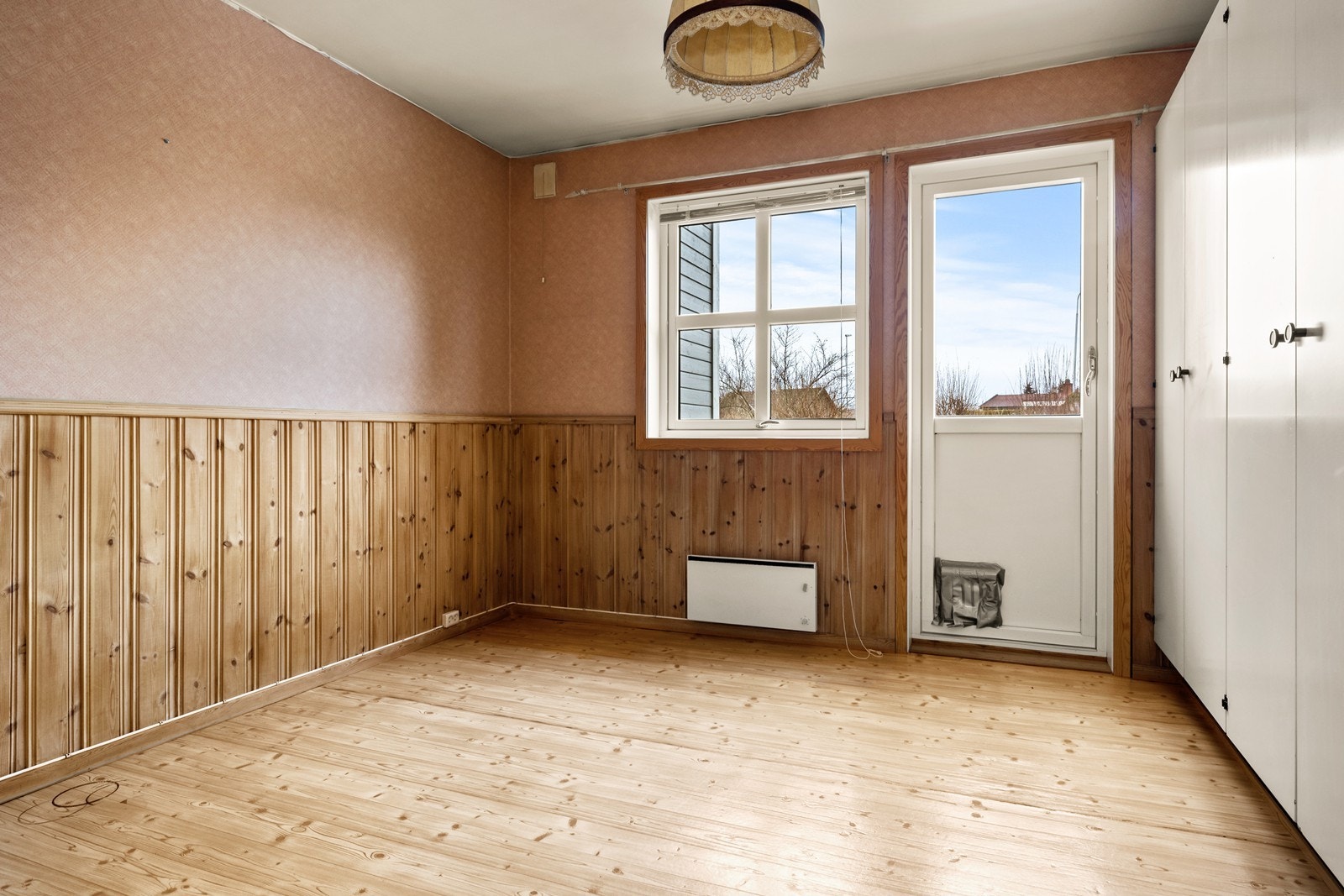 Hovedsoverommet i 1. etg. med utgang til markterrasse Galleribilde