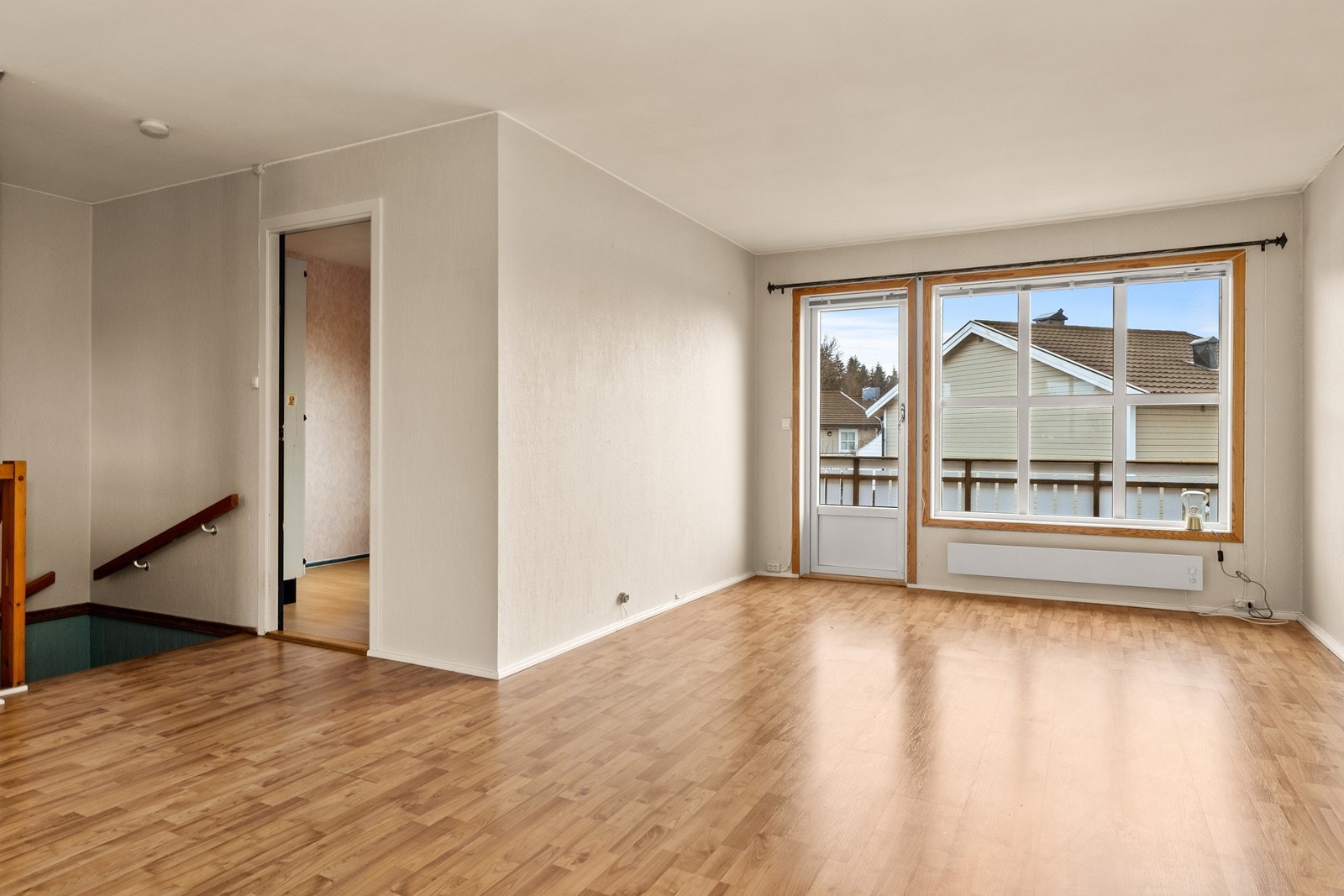 Stuen er stor og har god plass både til salongdel og spisestue Galleribilde