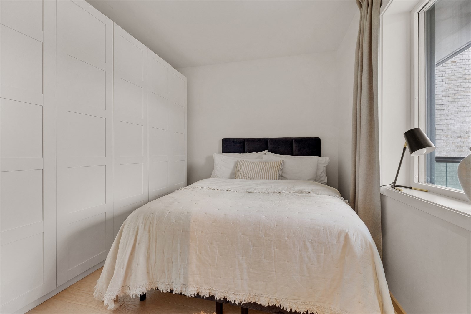 God plass til dobbeltseng med tilhørende nattbord og rikelig med oppbevaringsplass i garderobeløsning. Galleribilde