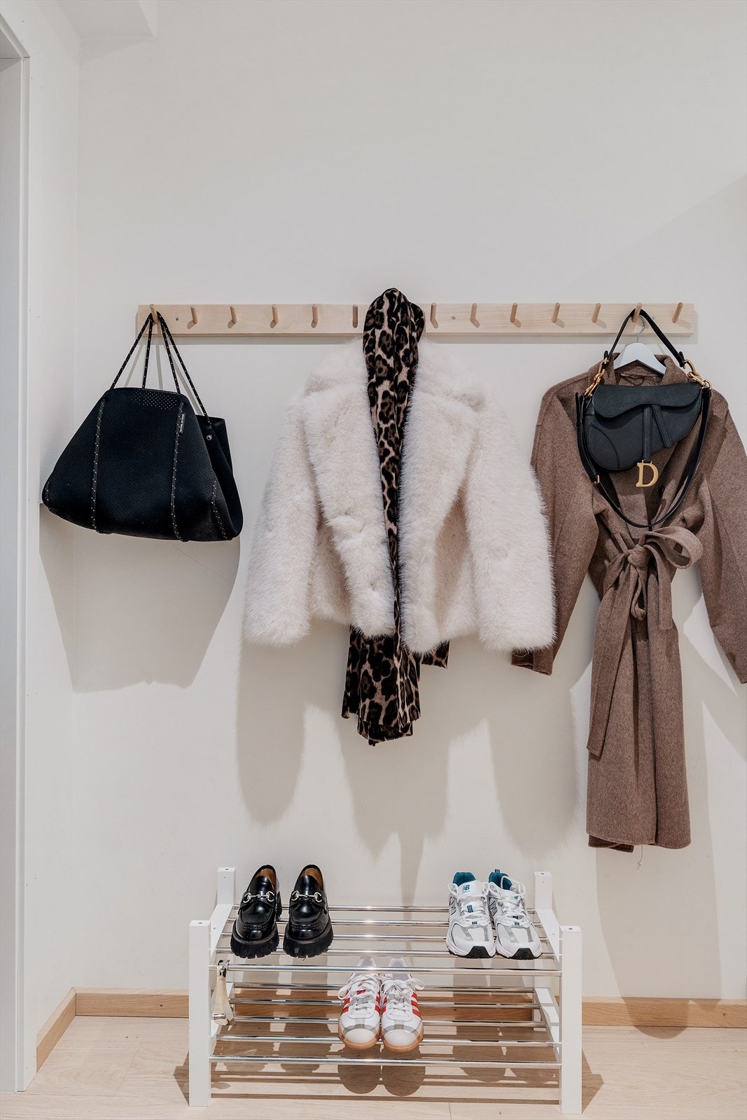 God plass til sko og yttertøy. Galleribilde