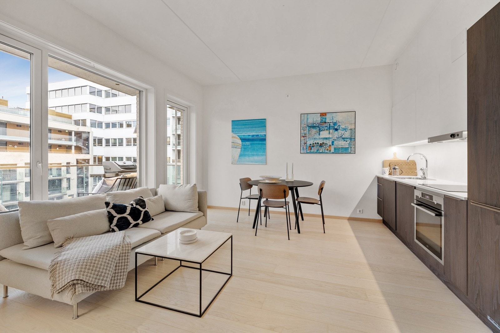 Store vindusflater som gir rikelig med luft og lys i tillegg til utgang til balkong. Galleribilde