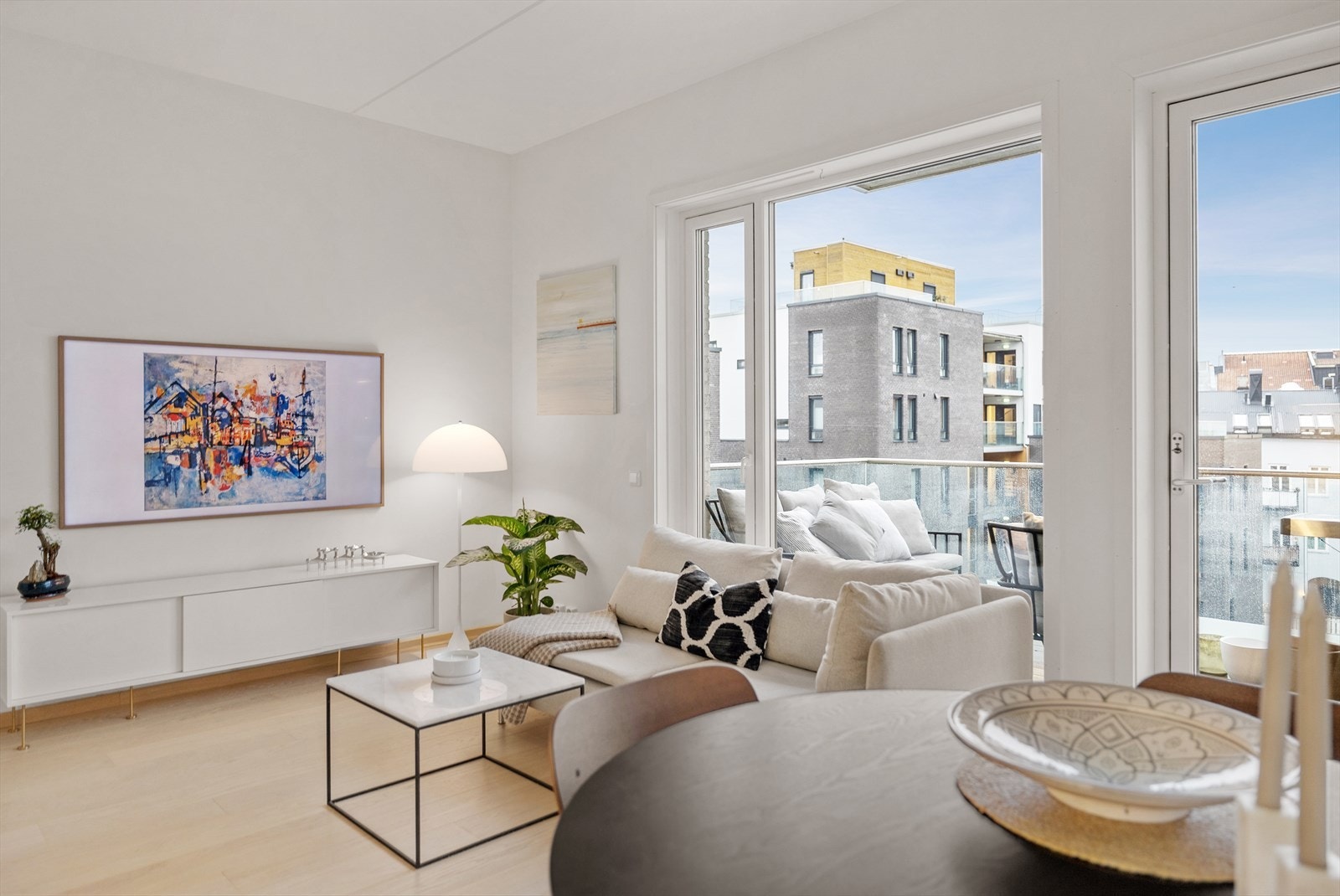 Leiligheten er malt i delikate og tidsriktige farger. Galleribilde