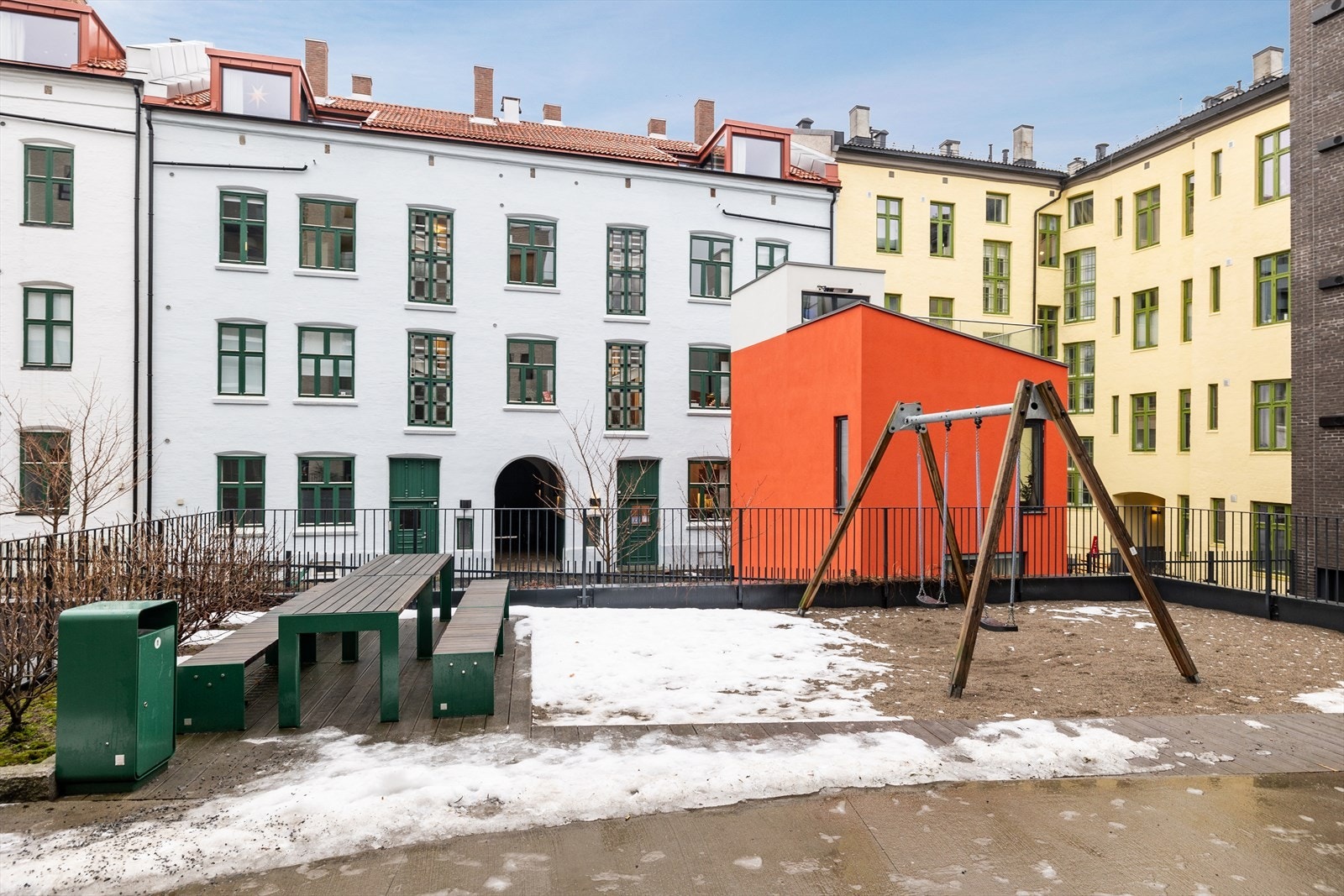 Rolig og hyggelig bakgård. Det er planlagt rehabilitering bakgården sommeren 2025 for kommunen/utbyggers regning. Se mer informasjon i salgsoppgaven. Galleribilde