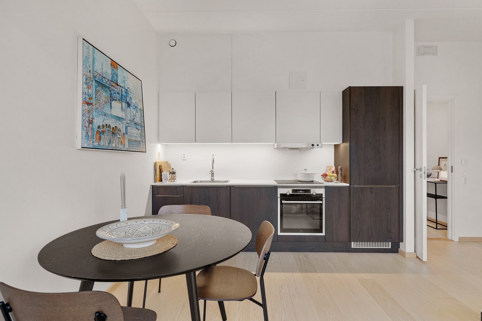 Det er kjøl/fryseskap, oppvaskmaskin, platetopp, stekeovn og komfyrvakt. Det er avtrekk via sentralt avtrekksanlegg i bygget. Galleribilde