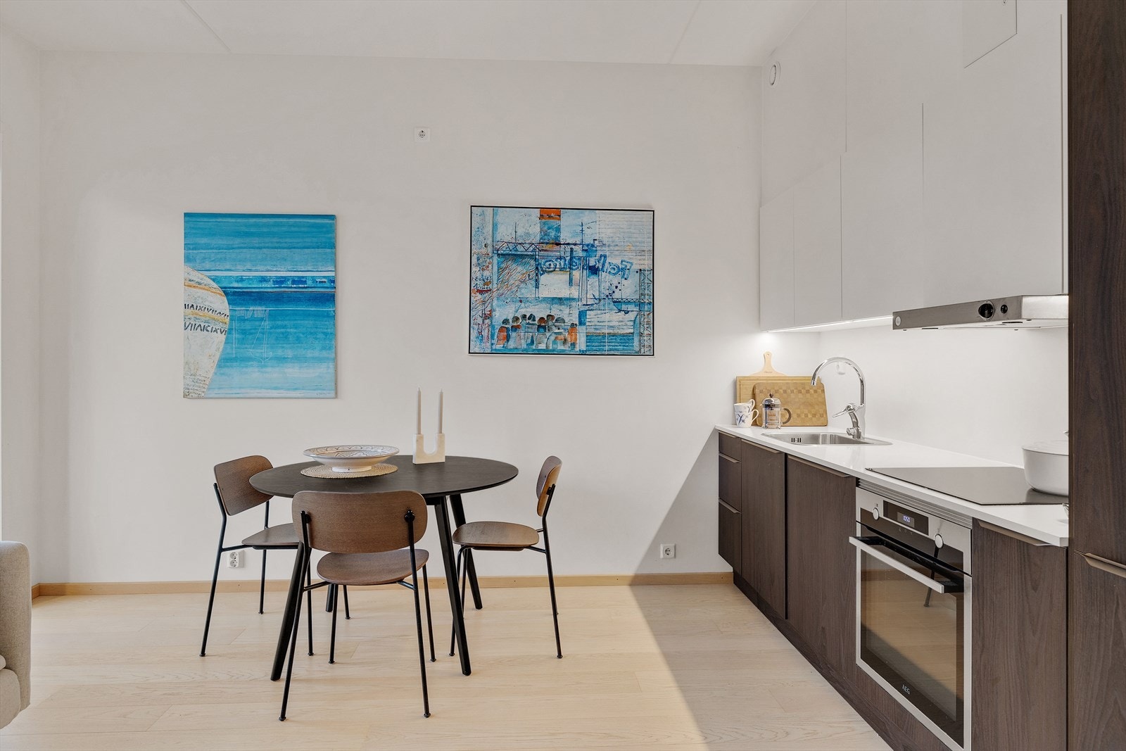 Moderne innredning med glatte fronter. Benkeplaten er av laminat. Galleribilde