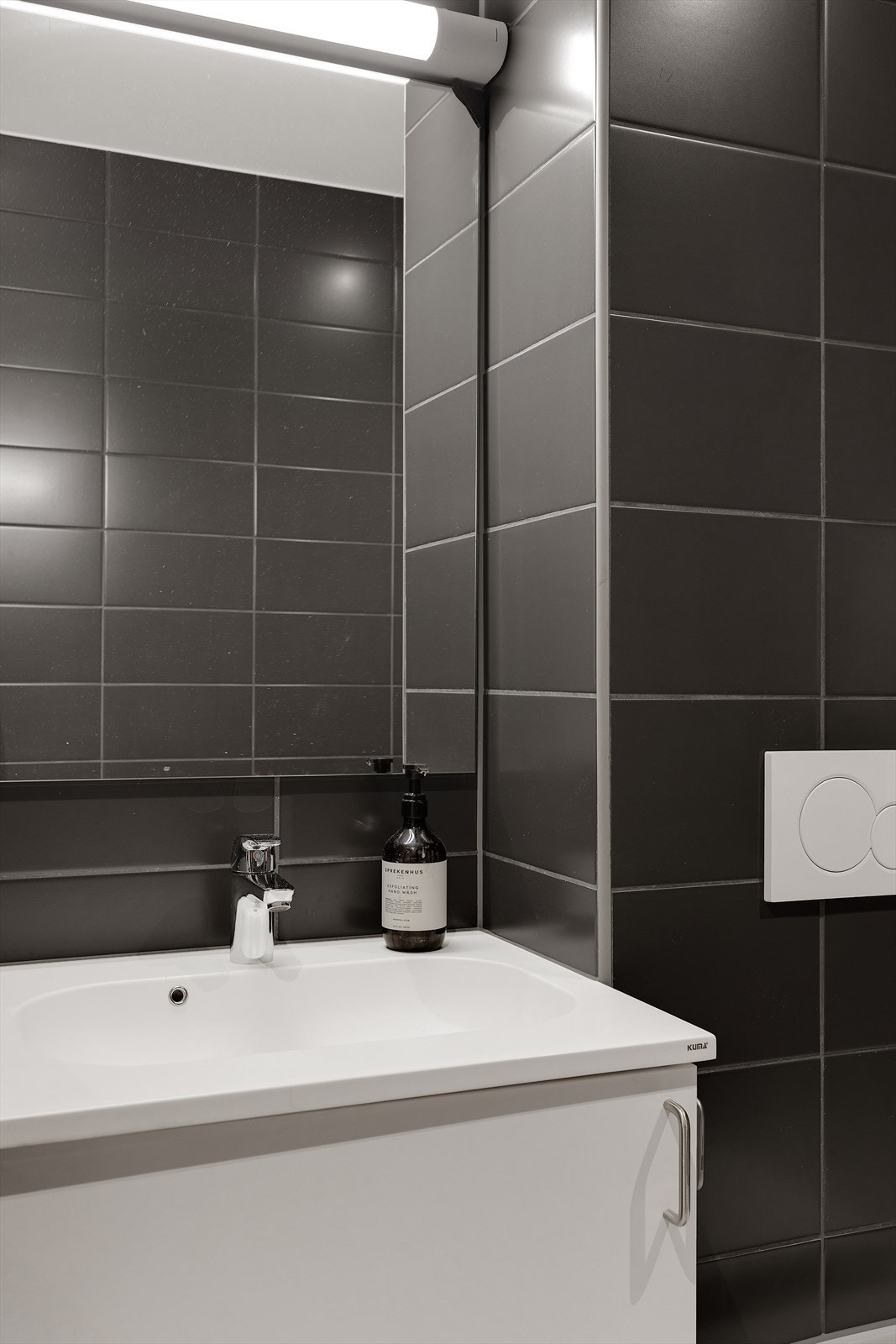 Baderommet har innredning med nedfelt servant, veggmontert toalett og dusjvegger/hjørne. Galleribilde