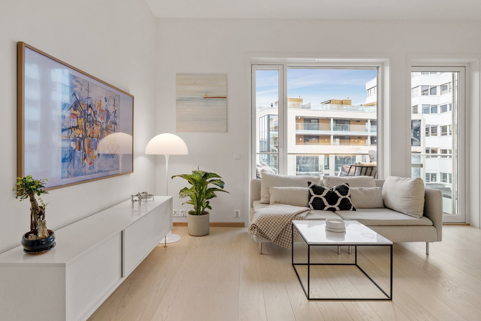 I stuen er det god plass til sofaseksjon med tilhørende møblement, TV-benk og spisebord. Galleribilde