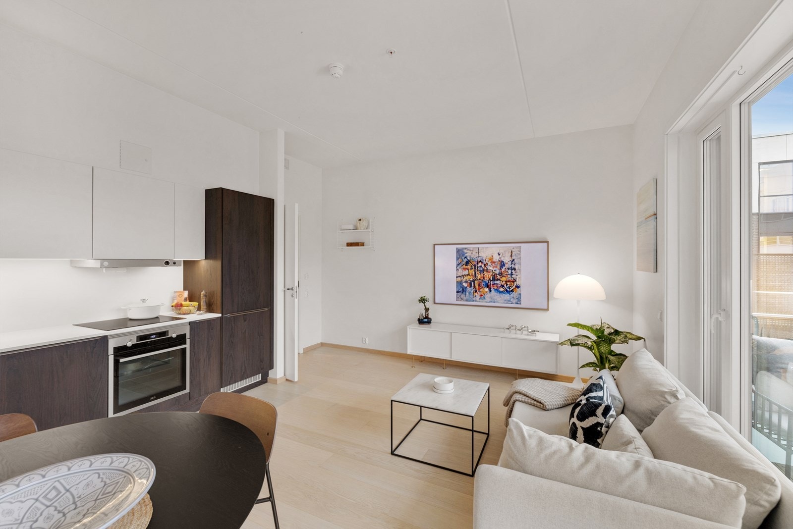 Stuen har en åpen løsning mot kjøkkenet. Galleribilde