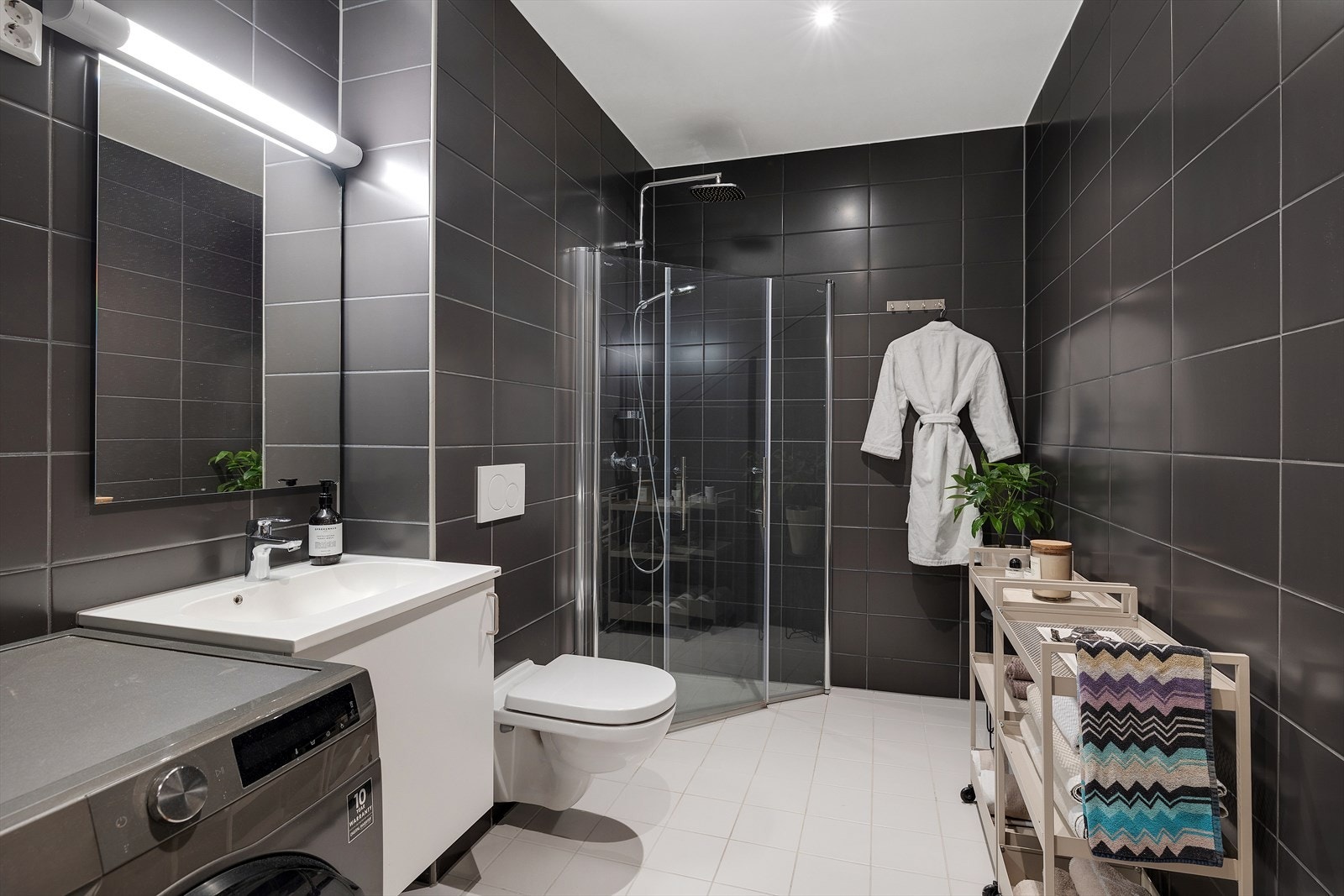 Pent, flislagt badeorm fra byggeår med varme i gulvet. Galleribilde