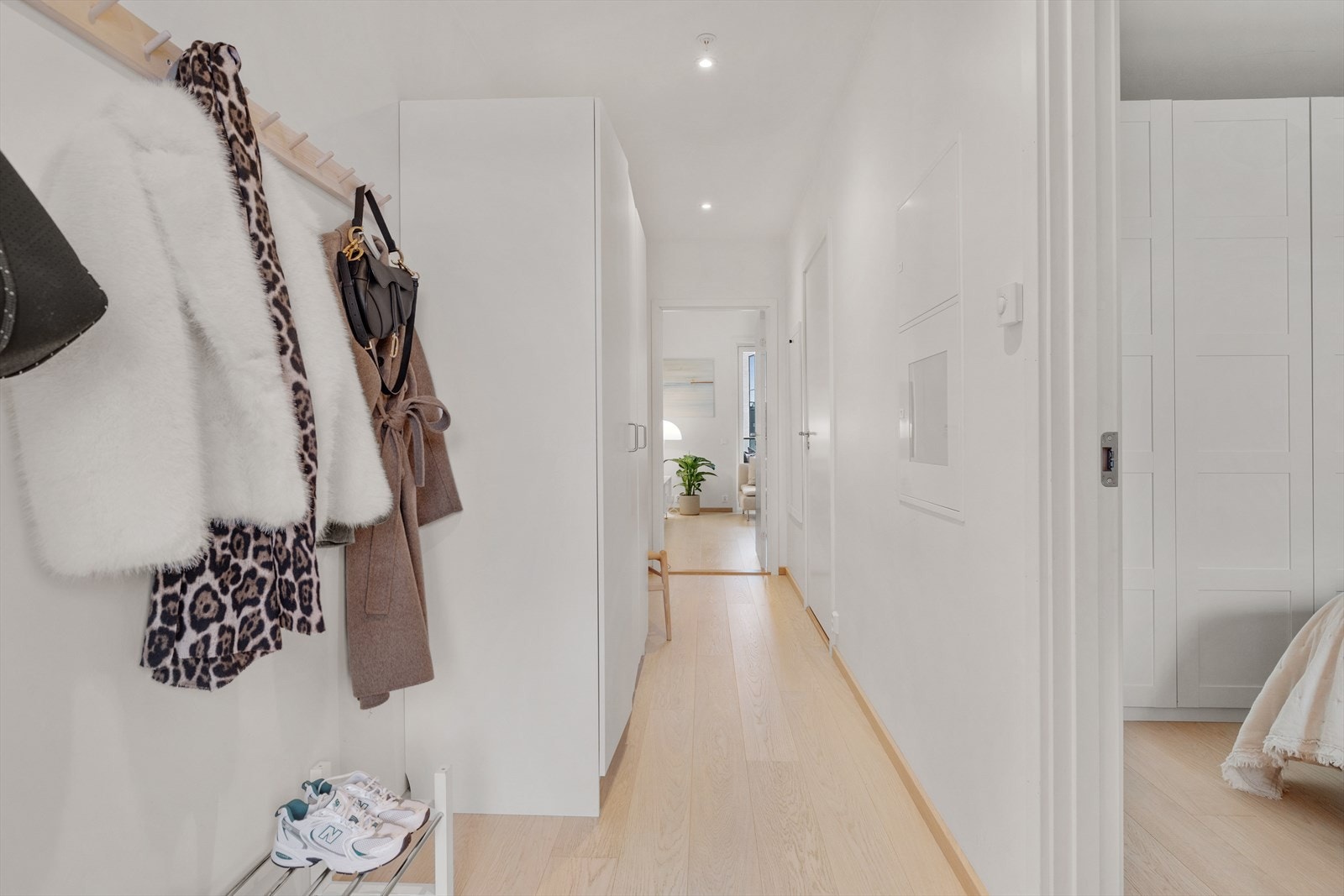 En lys og innbydende entré som gir et godt førsteinntrykk av leiligheten. Galleribilde