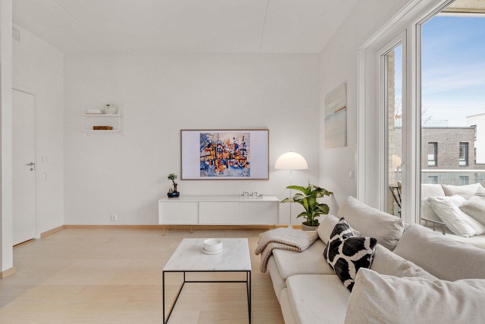 Varmtvann, fyring og TV/internett er inkludert i felleskostnadene. Galleribilde