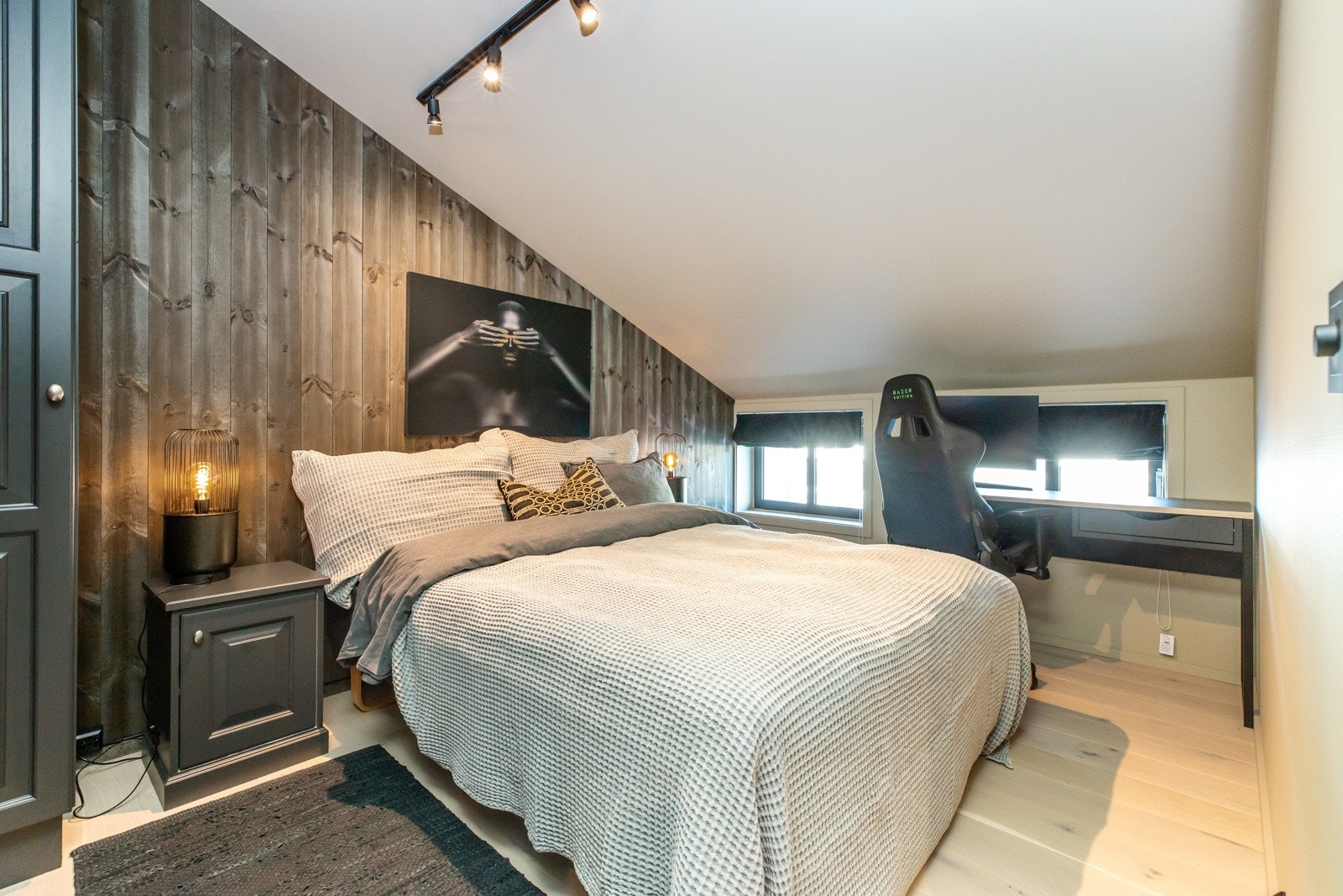 Det er plass til arbeidsplass for "hyttekontor" om man øansker det på ett rom. Galleribilde