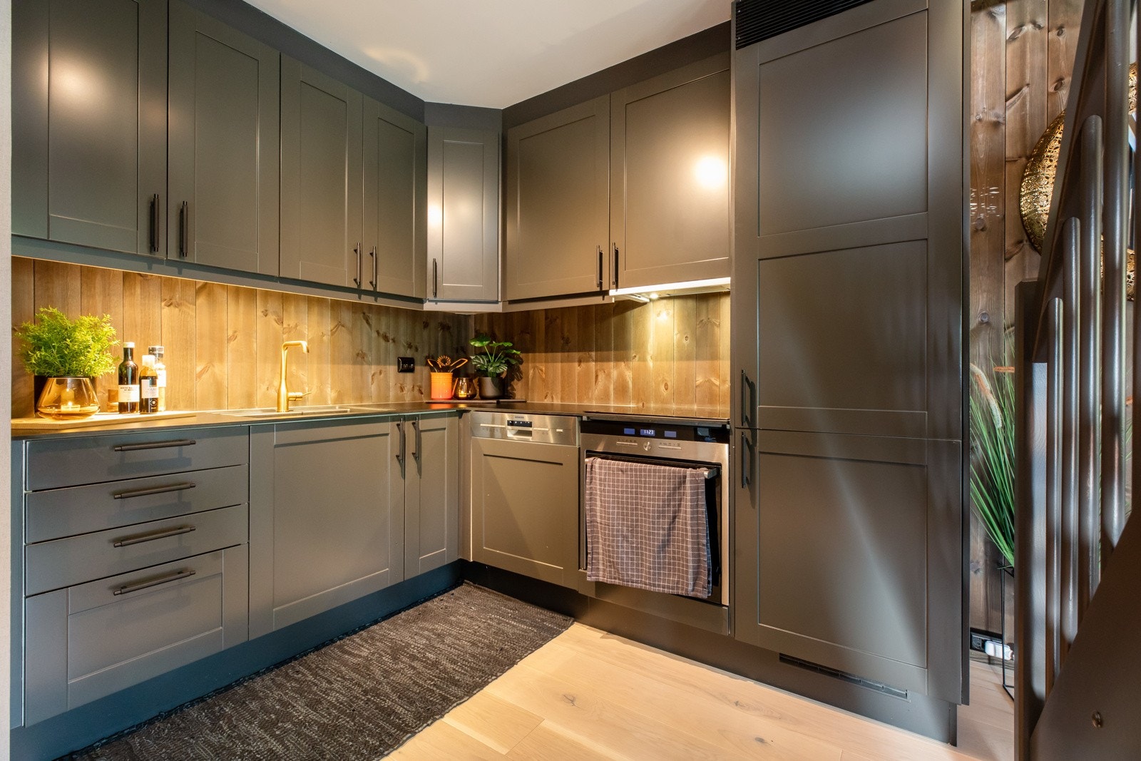 Delikat kjøkkeninnredning med profilerte fronter. Galleribilde