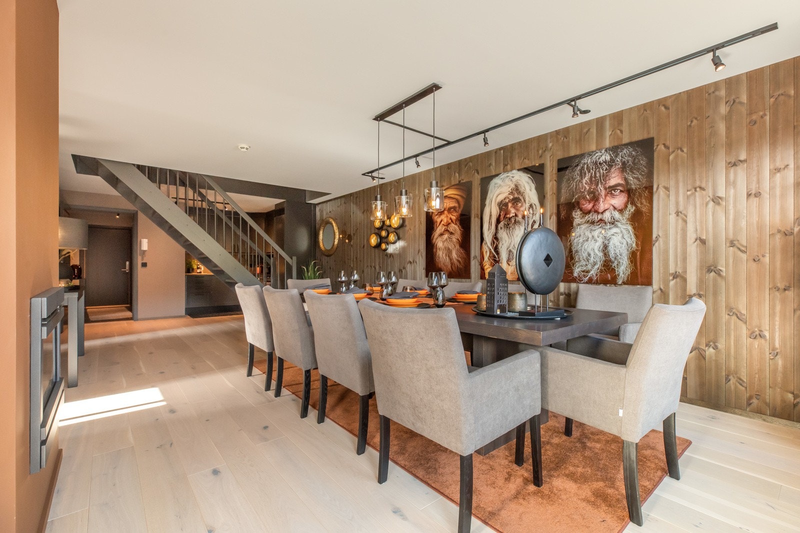 Lekker toppleilighet med mørke fargevalg som setter særpreg på leiligheten. Galleribilde