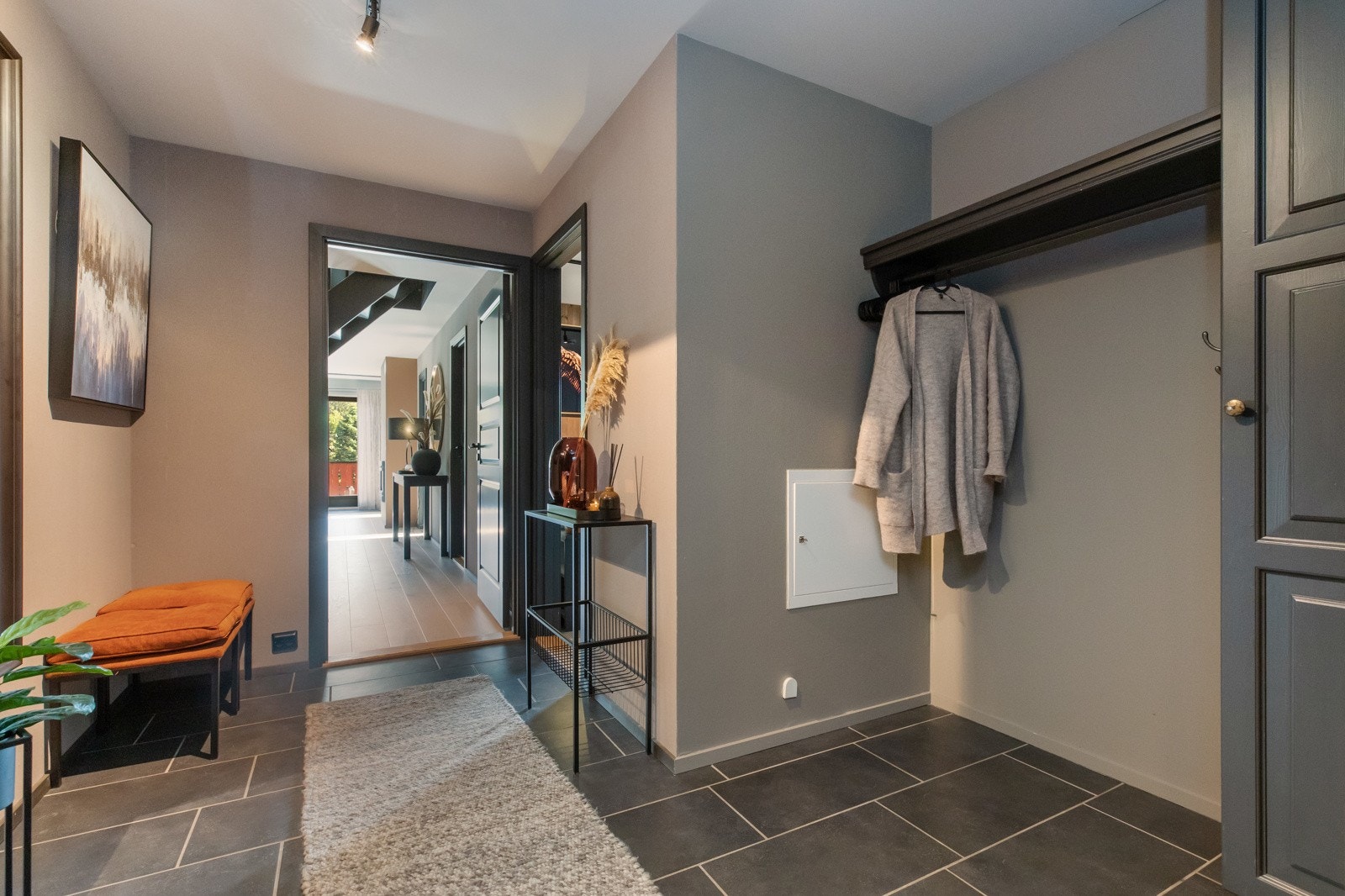 Entré med plassbygd garderobeløsning hvor det er god plass for yttertøy og sko. Galleribilde