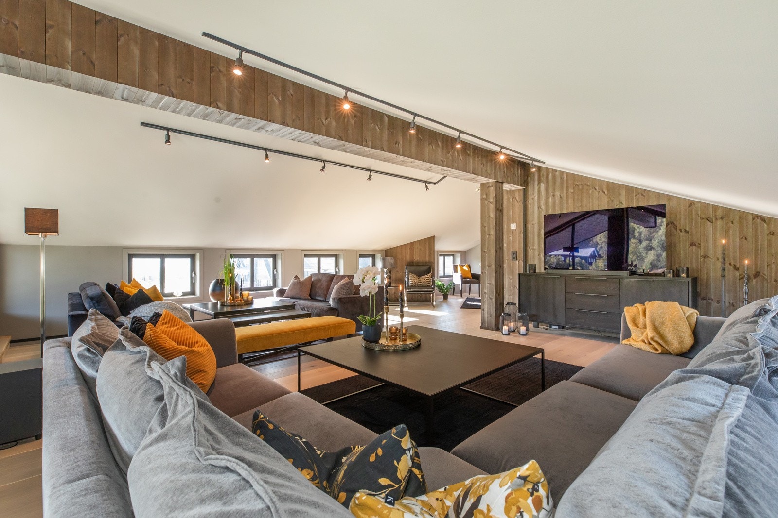 Åpen og inkluderende stue oppe. Galleribilde