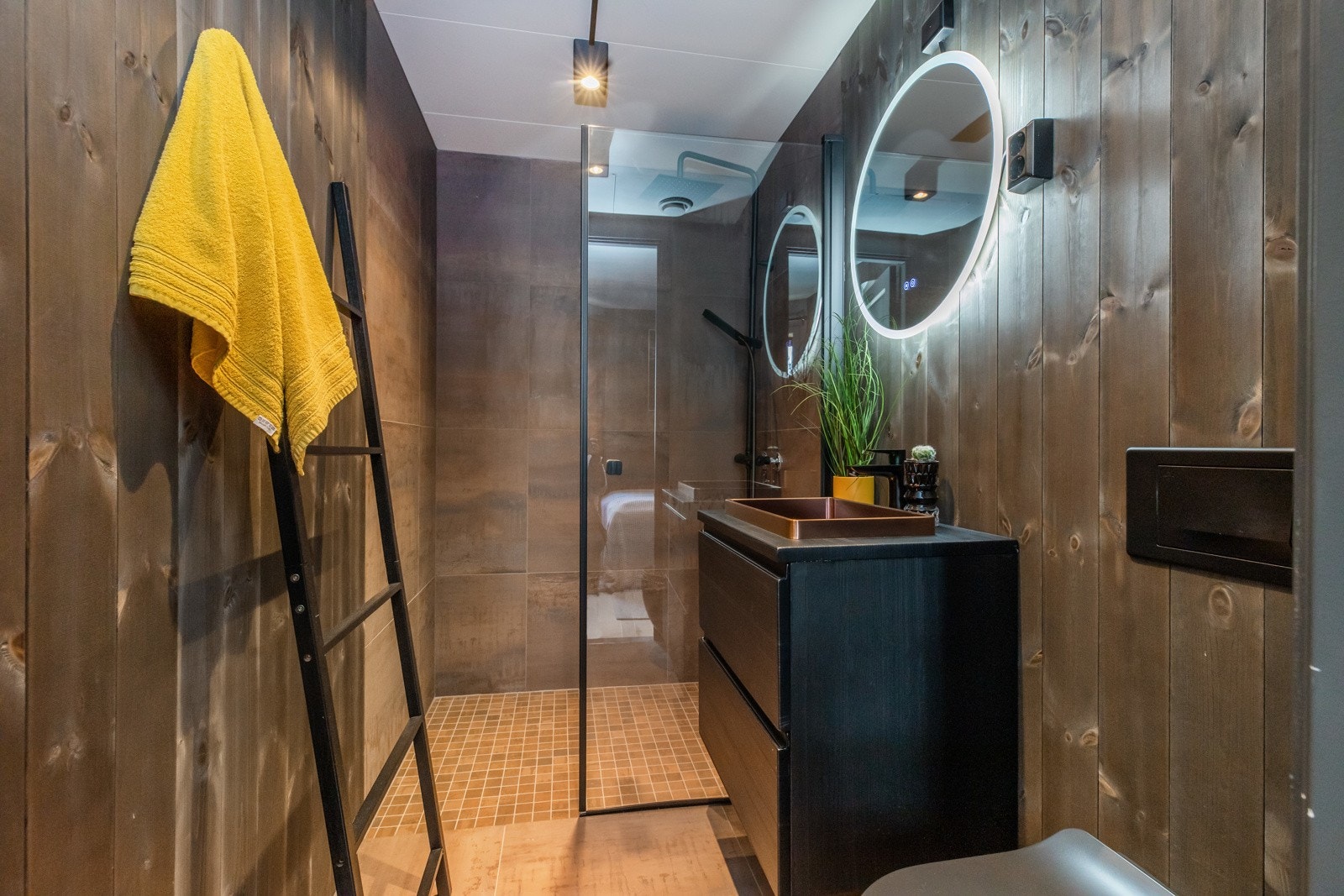 Det er tre bad i leiligheten, ett oppe og to nede. Galleribilde