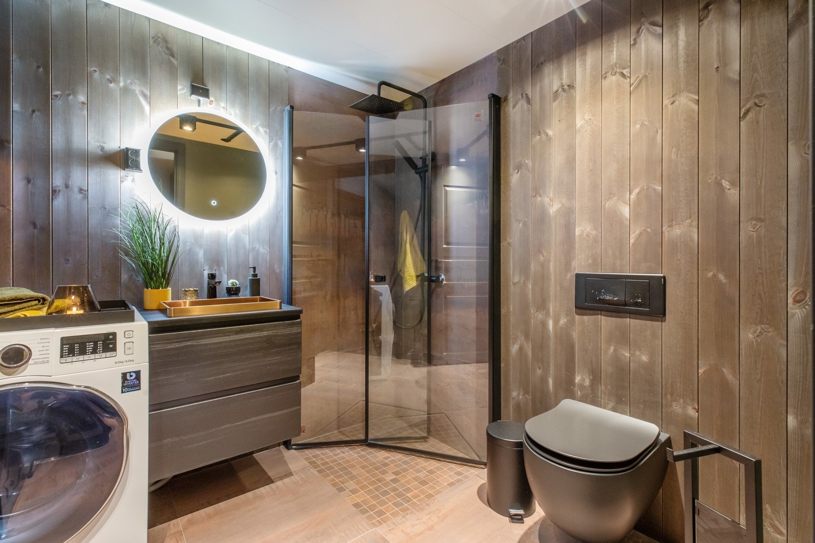 Ett bad med opplegg til vaskemaskin. Galleribilde