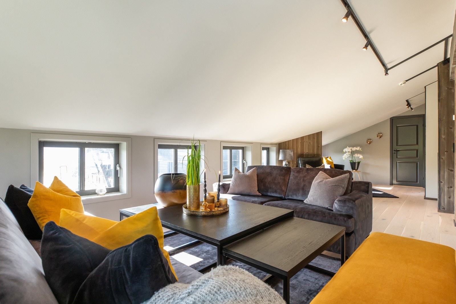 Mange vinduer gir et godt dagslys inn. Galleribilde