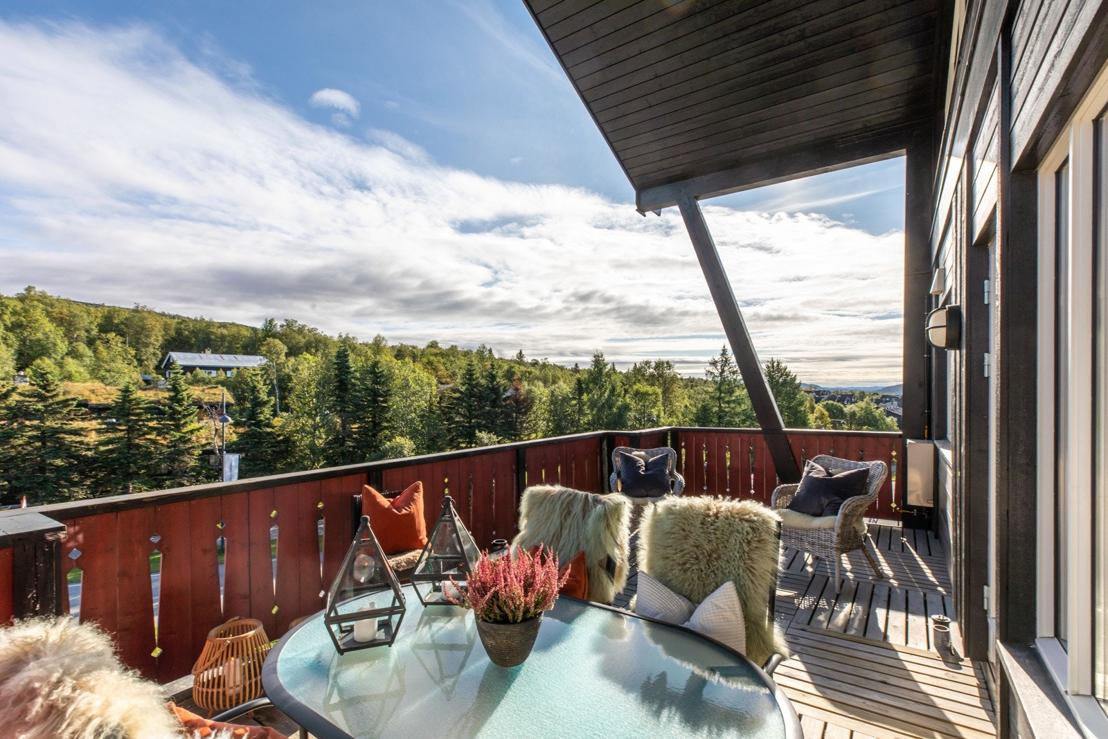 Terrassen har god plass til sittegruppe. Galleribilde