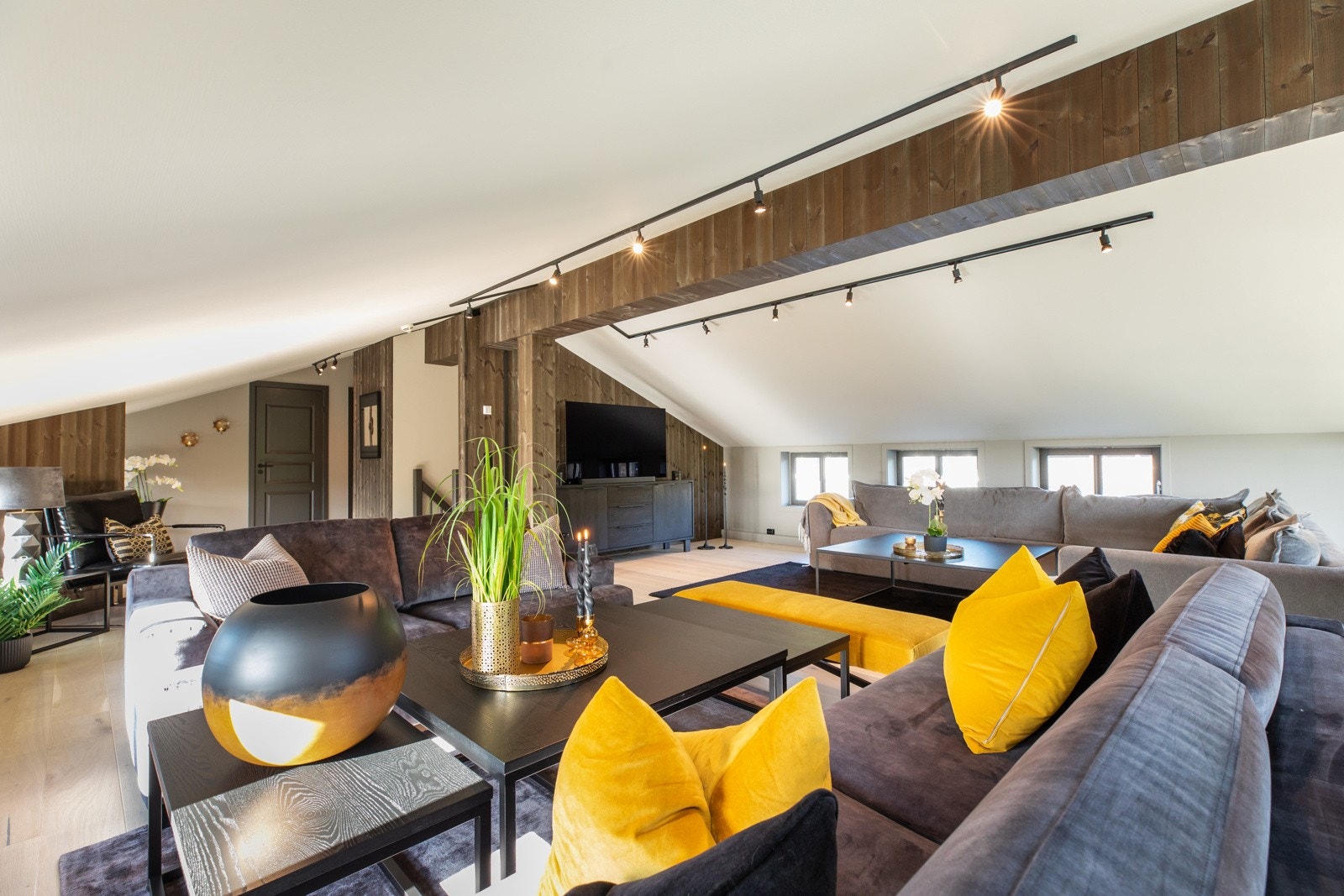 God romfølelse med lyse overflater i stue oppe. Galleribilde