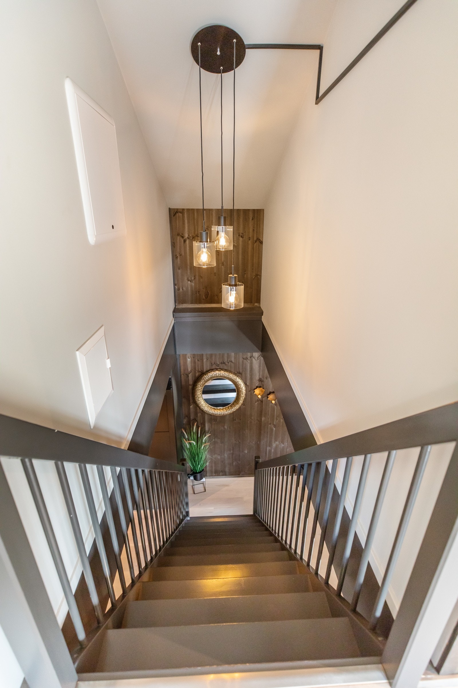 Flott trapp i sort farge. Galleribilde